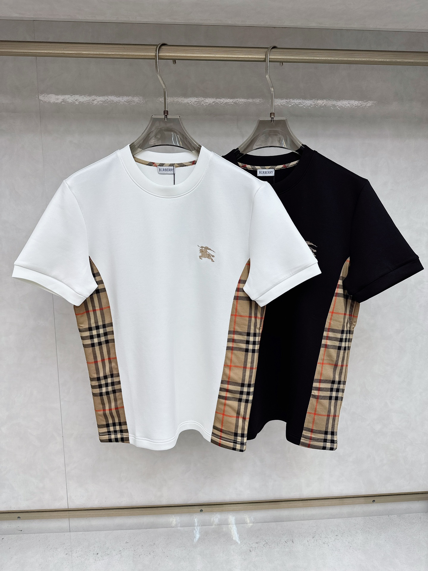 NO:528076,Burberry 2025 Autumn and Winter Round neck short-sleeved T-shirt base shirt Elemental Logo badge highlights the casual and fashionable charm, and is still unique in style. It is well equipped with a companion... Customer-supplied high-strength elastic knitted liquid ammonia air-layer fabric, flat and symmetrical knitted light and refreshing, soft and comfortable, and excellent breathability. Simple and unique charm. The straight-cut style is more suitable for matching with various trendy and fashionable styles. It uses instrument embroidery, and the delicate and full texture highlights, bringing a new experience for fashion sports and leisure. Size M-3XL,,burberry,T-shirt,tees,t-shirt,alexander wang19860909巴宝莉 2025秋冬 圆领短袖T恤打底衫 元素性的Logo徽章凸显休闲时尚魅力,依然独领时尚风骚.内搭好伴侣… 客供高支弹力针织液氨空气层面料,平整匀称的针织轻薄清爽,柔软舒适,透气性极佳.简洁而富有独特魅力.直裁版型更为适合搭配各种潮流时尚造型. 采用器械刺绣,细腻饱满的质感突显,为时尚运动休闲带来全新体验. 尺码 M-3XL,,burberry,T-shirt,tees，t-shirt,alexander wang,Men's clothing