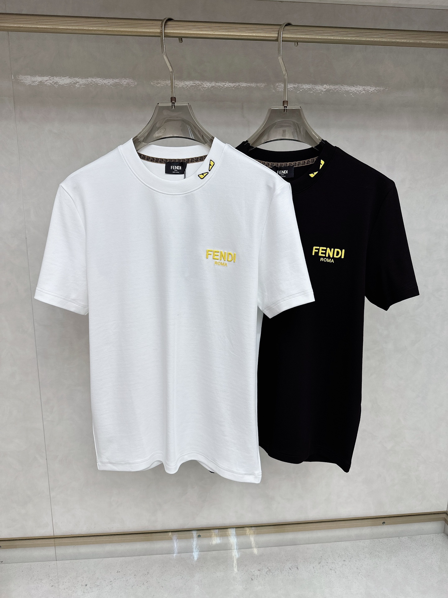 NO:528078,Fendi 2025 Autumn and Winter Round neck short-sleeved T-shirt base shirt Elemental Logo badge highlights the casual and fashionable charm, and is still unique in style. It is well equipped with a companion... Customer-supplied high-strength elastic knitted liquid ammonia air-layer fabric, flat and symmetrical knitted light and refreshing, soft and comfortable, and excellent breathability. Simple and unique charm. The straight-cut style is more suitable for matching with various trendy and fashionable styles. It uses instrument embroidery, and the delicate and full texture highlights, bringing a new experience for fashion sports and leisure. Size M-3XL,,fendi,T-shirt,tees,t-shirt,alexander wang19860909芬迪 2025秋冬 圆领短袖T恤打底衫 元素性的Logo徽章凸显休闲时尚魅力,依然独领时尚风骚.内搭好伴侣… 客供高支弹力针织液氨空气层面料,平整匀称的针织轻薄清爽,柔软舒适,透气性极佳.简洁而富有独特魅力.直裁版型更为适合搭配各种潮流时尚造型. 采用器械刺绣,细腻饱满的质感突显,为时尚运动休闲带来全新体验. 尺码 M-3XL,,fendi,T-shirt,tees，t-shirt,alexander wang,Men's clothing