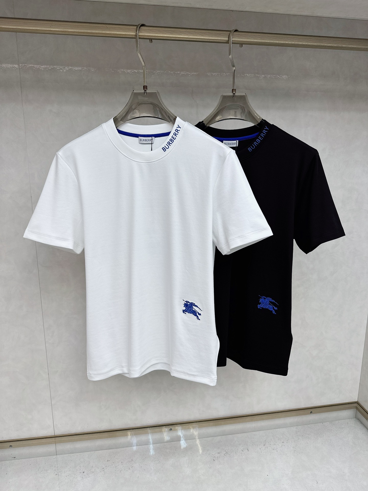 NO:528079,Burberry 2025 Autumn and Winter Round neck short-sleeved T-shirt base shirt Elemental Logo badge highlights the casual and fashionable charm, and is still unique in style. It is well equipped with a companion... Customer-supplied high-strength elastic knitted liquid ammonia air-layer fabric, flat and symmetrical knitted light and refreshing, soft and comfortable, and excellent breathability. Simple and unique charm. The straight-cut style is more suitable for matching with various trendy and fashionable styles. It uses instrument embroidery, and the delicate and full texture highlights, bringing a new experience for fashion sports and leisure. Size M-3XL,,burberry,T-shirt,tees,t-shirt,alexander wang19860909巴宝莉 2025秋冬 圆领短袖T恤打底衫 元素性的Logo徽章凸显休闲时尚魅力,依然独领时尚风骚.内搭好伴侣… 客供高支弹力针织液氨空气层面料,平整匀称的针织轻薄清爽,柔软舒适,透气性极佳.简洁而富有独特魅力.直裁版型更为适合搭配各种潮流时尚造型. 采用器械刺绣,细腻饱满的质感突显,为时尚运动休闲带来全新体验. 尺码 M-3XL,,burberry,T-shirt,tees，t-shirt,alexander wang,Men's clothing