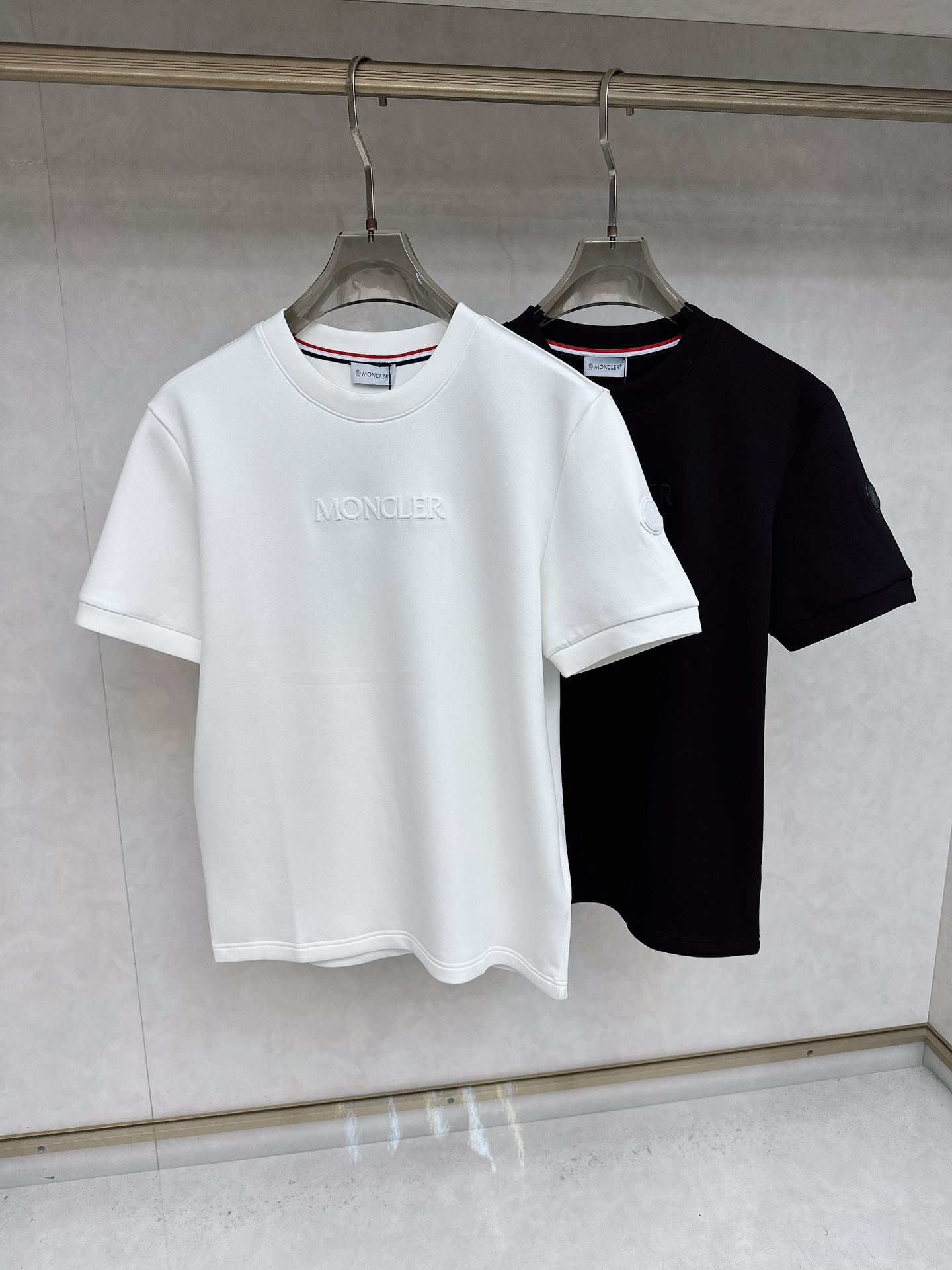 NO:528082,The 2025 autumn and winter round neck short-sleeved T-shirt base shirt. The elemental logo badge highlights the casual and fashionable charm, and is still unique in style. The inner layer is fitted with a companion... Customer-supplied high-strength elastic knitted liquid ammonia air-layer fabric, the flat and symmetrical knitted light and refreshing, soft and comfortable, and has excellent breathability. Simple and unique charm. The straight-cut style is more suitable for matching with various trendy and fashionable styles. It uses instrument embroidery, and the delicate and full texture highlights, bringing a new experience for fashion sports and leisure. Size M-3XL, Moncler, T-shirt,tees, t-shirt,alexander wang19860909蒙口 2025秋冬 圆领短袖T恤打底衫 元素性的Logo徽章凸显休闲时尚魅力,依然独领时尚风骚.内搭好伴侣… 客供高支弹力针织液氨空气层面料,平整匀称的针织轻薄清爽,柔软舒适,透气性极佳.简洁而富有独特魅力.直裁版型更为适合搭配各种潮流时尚造型. 采用器械刺绣,细腻饱满的质感突显,为时尚运动休闲带来全新体验. 尺码 M-3XL,,Moncler,T-shirt,tees，t-shirt,alexander wang,Men's clothing