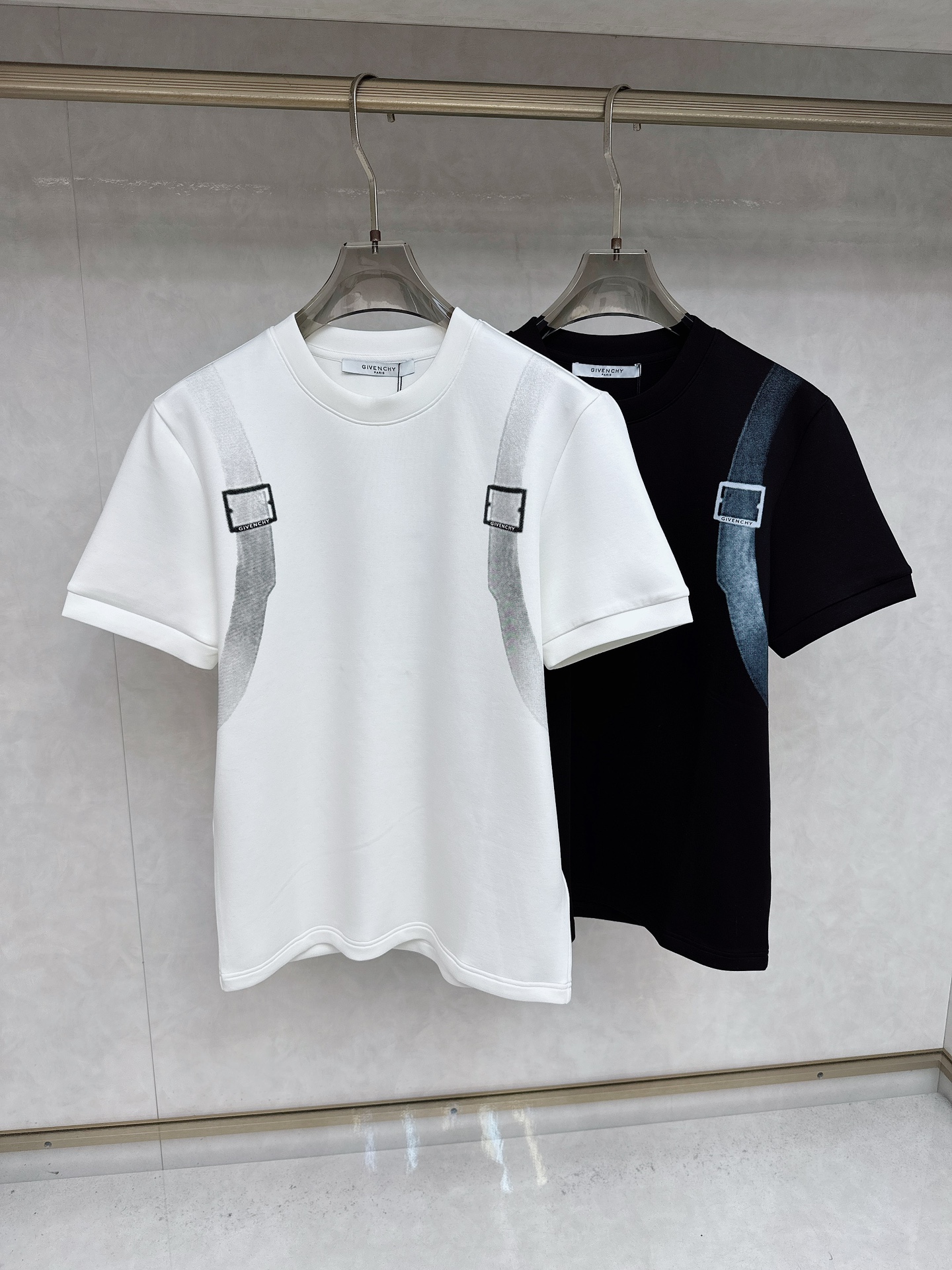 NO:528088,Givenchy 2025 Autumn and Winter 2025 round neck embroidered short sleeves Elemental Logo badge highlights the casual and fashionable charm, and still uniquely fashionable and stylish. It is well equipped with a companion... Customer-supplied high-strength elastic knitted ammonia air-layer fabric, the flat and symmetrical knitted light and refreshing, soft and comfortable, and has excellent breathability. Simple and unique charm. The straight-cut style is more suitable for matching with various trendy and fashionable styles. It uses instrument embroidery, and the delicate and full texture highlights, bringing a new experience for fashion sports and leisure. Color black white Size M-3XL FFF9,,givenchy,T-shirt,alexander wang19860909纪梵希 2025秋冬 圆领刺绣短袖 元素性的Logo徽章凸显休闲时尚魅力,依然独领时尚风骚.内搭好伴侣… 客供高支弹力针织氨空气层面料,平整匀称的针织轻薄清爽,柔软舒适,透气性极佳.简洁而富有独特魅力.直裁版型更为适合搭配各种潮流时尚造型. 采用器械刺绣,细腻饱满的质感突显,为时尚运动休闲带来全新体验. 颜色黑色 白色 尺码 M-3XL FFF9,,givenchy,T-shirt,alexander wang,Men's clothing