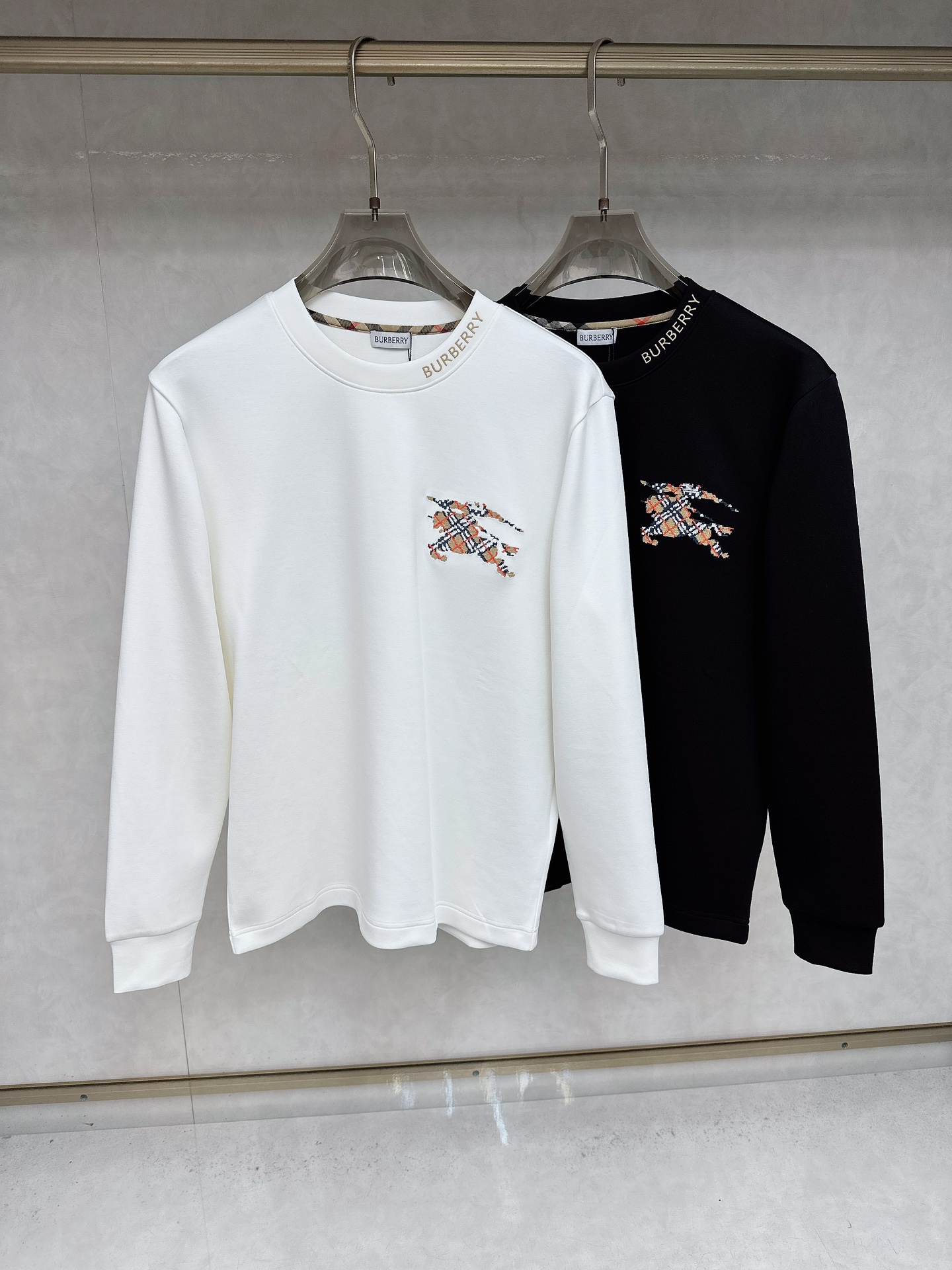 NO:528091,Burberry 2025's latest early autumn products, available at the same time, original singles, fashionable and casual round neck long-sleeved T-shirt, using imported original fabric, comfortable and breathable, top-grade embroidery craft letter pattern decoration logo, the upper body is very handsome. Count M-3XL, burberry,tees, t-shirt, alexander wang19860909巴宝莉 2025早秋最新品,同步有售,原单狠货,时尚休闲圆领长袖T恤,采用进口原版面料,舒适透气,顶级刺绣工艺字母图案装饰logo,上身帅气十足 码数M-3XL,,burberry,tees，t-shirt,alexander wang,Men's clothing