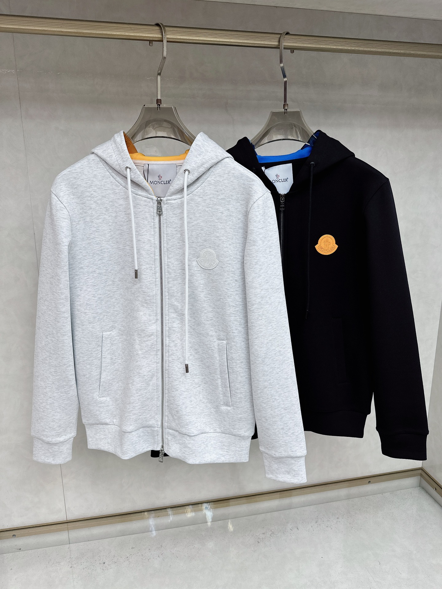 NO:528094,Moner exclusively offers the latest fashionable hooded jackets. A jacket with a classic design and great appearance. The quality is even more unscrupulous. You can buy it directly. You can't get it wrong! Through the detailed pictures, you can feel its powerful aura, and the warm-concentration effect is significant, so you don’t have to worry about the chill at all! It is both fashionable and functional, and the whole style looks more luxurious and elegant! Size M-3XL, Jackets & coats,hats,alexander wang19860909Moner独家专供最新时尚连帽外套 经典设计感与颜值爆棚的外套,品质更是无法挑剔品控可以直接入手,不容过错的高端臻品！通过细节图片便可感受到它强悍的气场,聚温保暖效果显著,完全不用担心会有一点寒意！时尚与功能性兼备,整款显得更加的奢华大气！ 尺码M-3XL,,jackets & coats,hats,alexander wang,Men's clothing