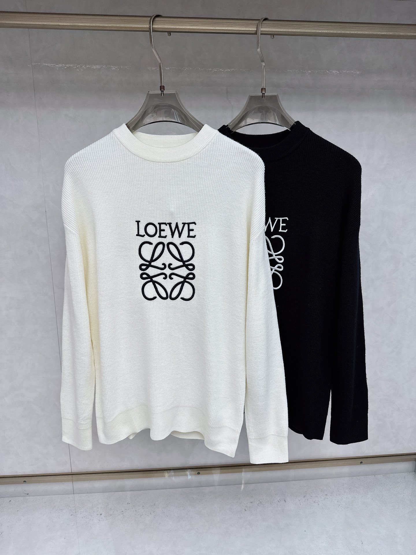 NO:528097,Luo Yiwei 2025 sweater 2025 autumn and winter latest series, top-notch, full quality!  Thickened style, the most popular old money style nowadays, a must-have item for bosses!  The boss who knows how to deal with it quickly, fabric wool size M~3Xl, loewe, sweaters, alexander wang19860909罗意威 2025毛衣2025秋冬最新系列,顶级,全品相！加厚款,时下最流行的老钱风,老板必备单品！懂货的老板赶紧下手, 面料羊毛 尺码M~3Xl,,loewe,sweaters,alexander wang,Men's clothing