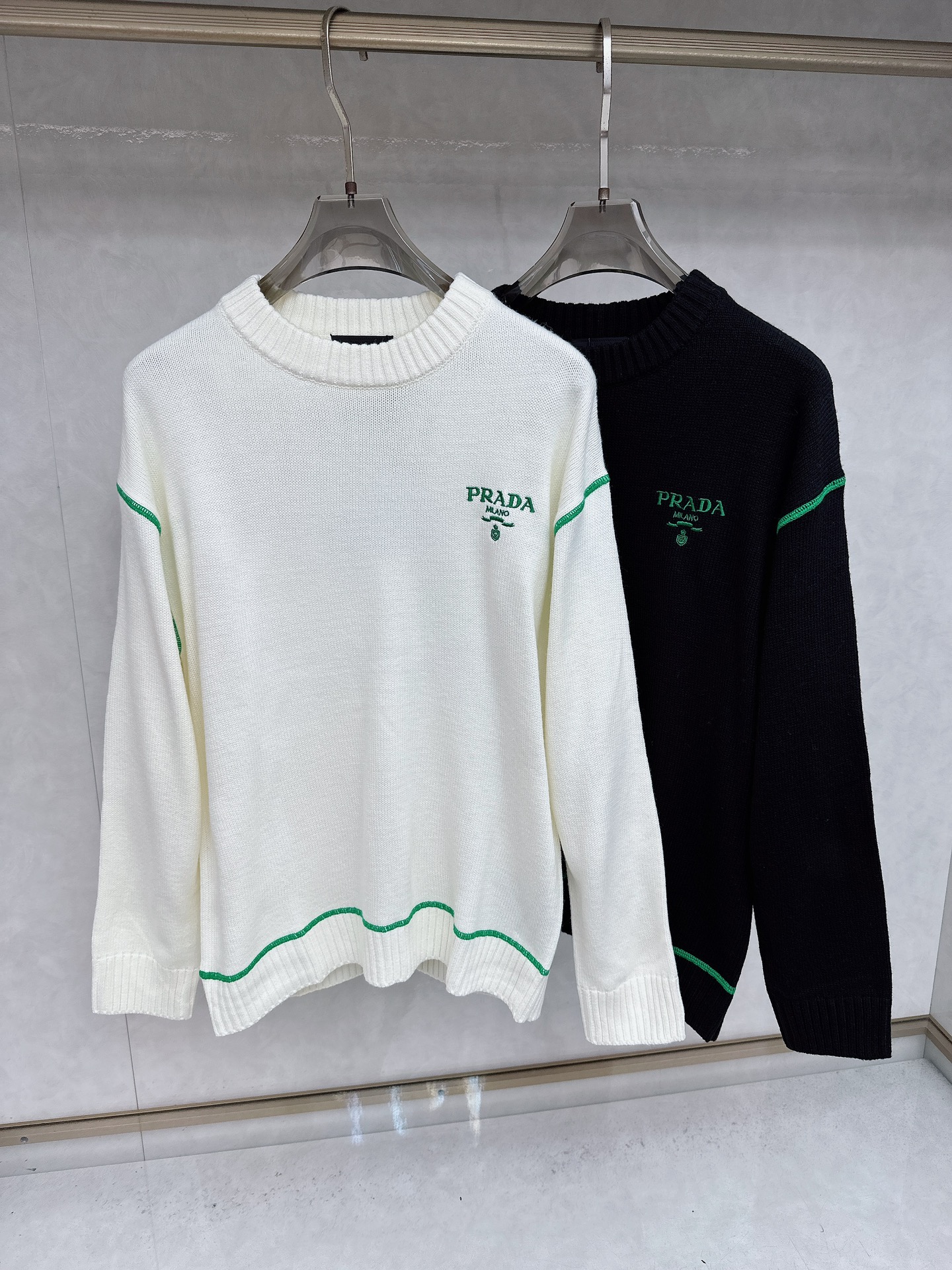 NO:528100,Prada 2025 sweater 2025 autumn and winter latest series, top-notch, full quality!  Thickened style, the most popular old money style nowadays, a must-have item for bosses!  The boss who knows how to deal with it quickly, fabric wool size M~3Xl, prada, sweaters, alexander wang19860909普拉达 2025毛衣2025秋冬最新系列,顶级,全品相！加厚款,时下最流行的老钱风,老板必备单品！懂货的老板赶紧下手, 面料羊毛 尺码M~3Xl,,prada,sweaters,alexander wang,Men's clothing