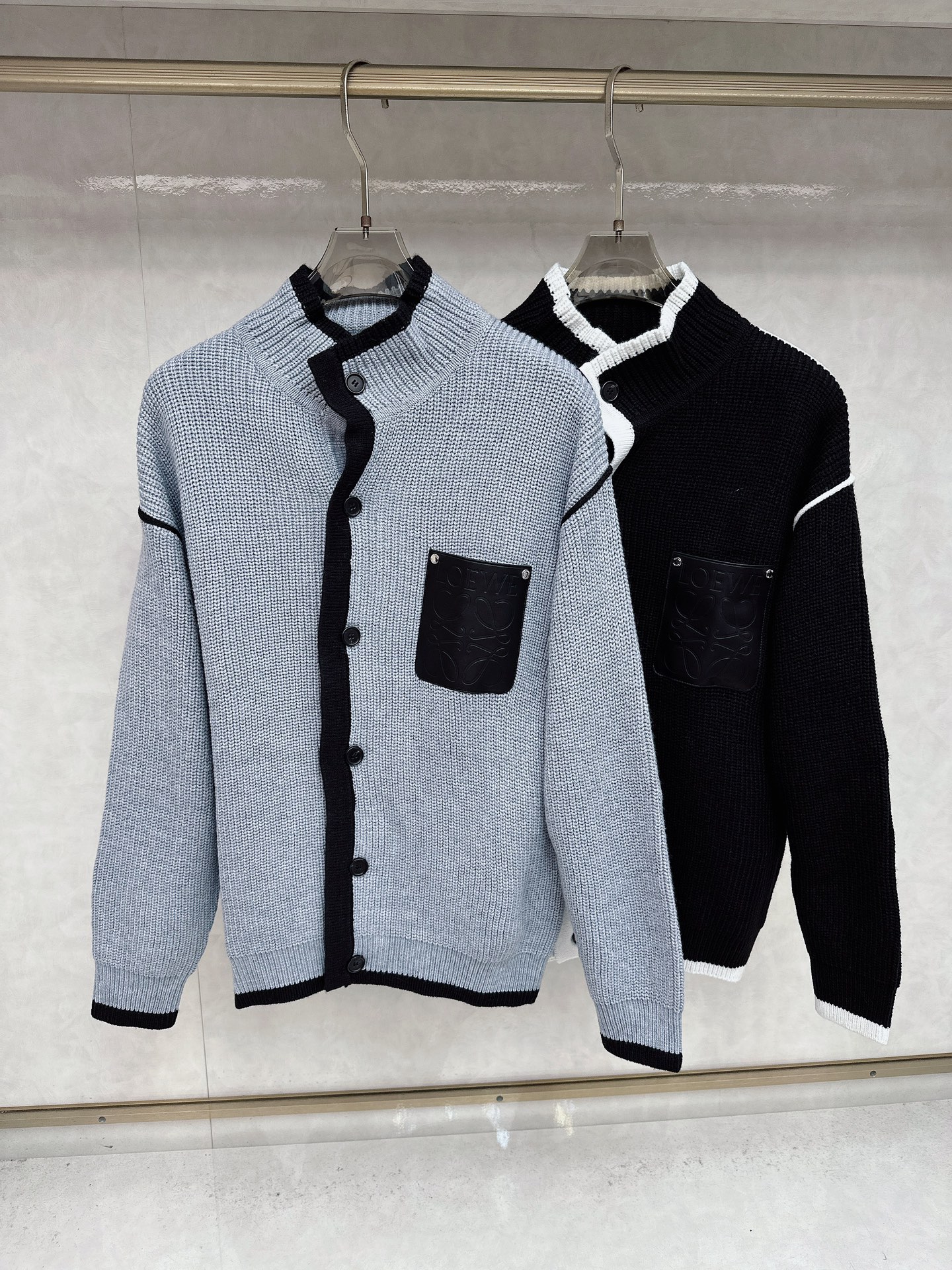 NO:528089,Luo Yiwei's latest series of 2025 sweater jackets 2025 autumn and winter, 1:1 top replica of the counter, full quality!  Thickened style, the most popular old money style nowadays, a must-have item for bosses!  The boss who knows how to use goods quickly starts, fabric wool size M~3X1, loewe, jackets & coats, sweaters, alexander wang19860909罗意威 2025毛衣外套2025秋冬最新系列, 专柜1:1顶级复刻,全品相！加厚款,时下最 流行的老钱风,老板必备单品！懂货的老板赶 紧下手, 面料羊毛 尺码M~3X1,,loewe,jackets & coats,sweaters,alexander wang,Men's clothing