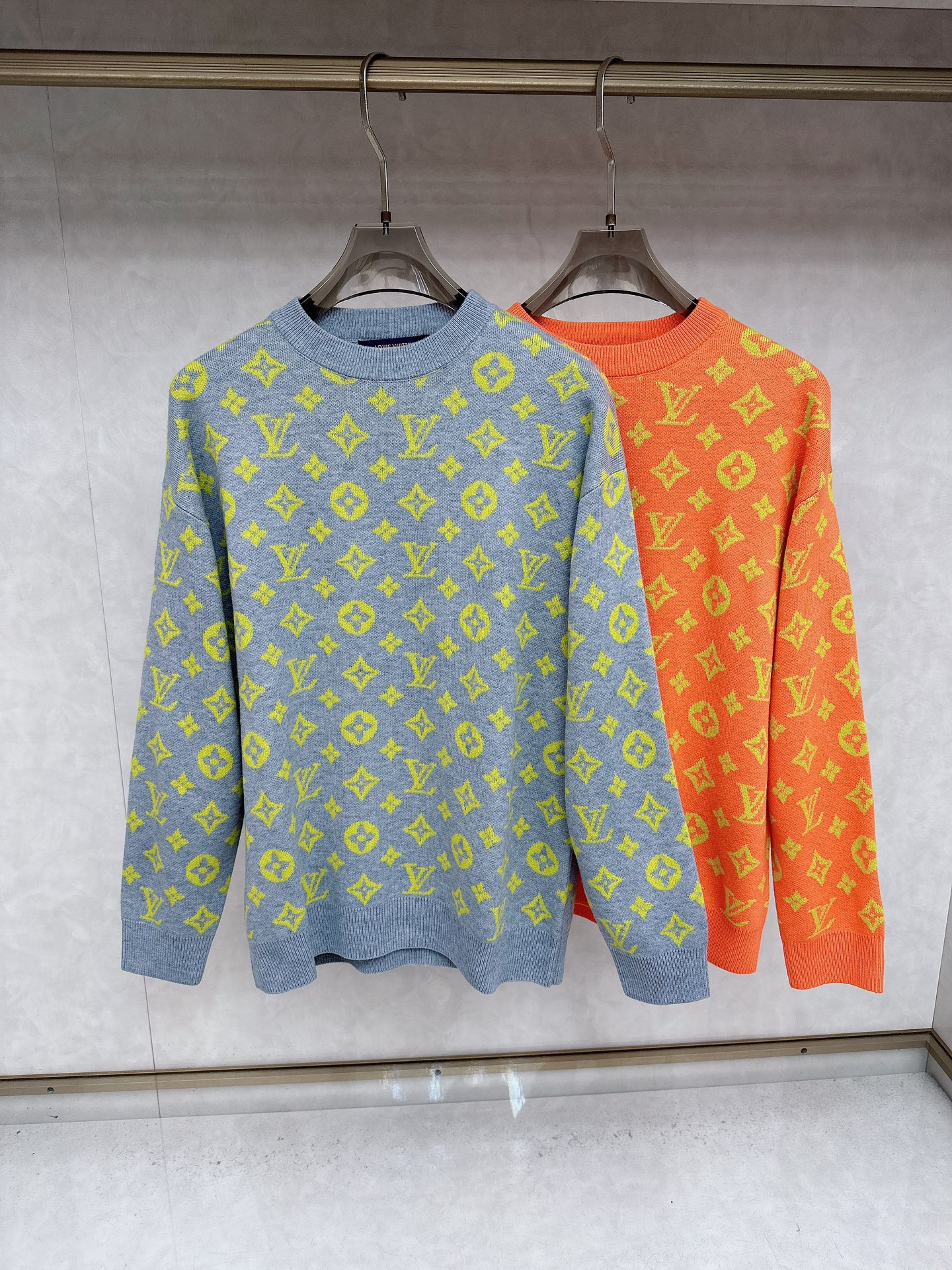 NO:528103,LV 2025 sweater 2025 autumn and winter latest series, top-notch, full quality!  Thickened style, the most popular old money style nowadays, a must-have item for bosses!  The boss who knows how to deal with it quickly, fabric wool size M~3Xl, louis vuitton, sweaters, alexander wang19860909LV 2025毛衣2025秋冬最新系列,顶级,全品相！加厚款,时下最流行的老钱风,老板必备单品！懂货的老板赶紧下手, 面料羊毛 尺码M~3Xl,,louis vuitton,sweaters,alexander wang,Men's clothing