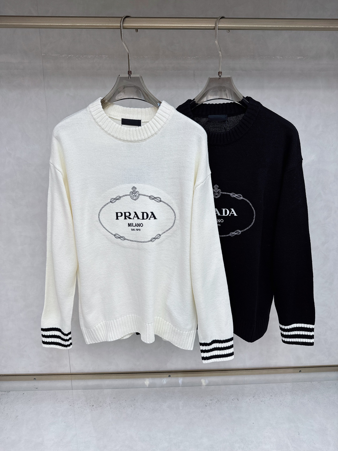 NO:528080,Prada 2025 sweater 2025 autumn and winter latest series, top-notch, full quality!  Thickened style, the most popular old money style nowadays, a must-have item for bosses!  The boss who knows how to deal with it quickly, fabric wool size M~3Xl, prada, sweaters, alexander wang19860909普拉达 2025毛衣2025秋冬最新系列,顶级,全品相！加厚款,时下最流行的老钱风,老板必备单品！懂货的老板赶紧下手, 面料羊毛 尺码M~3Xl,,prada,sweaters,alexander wang,Men's clothing