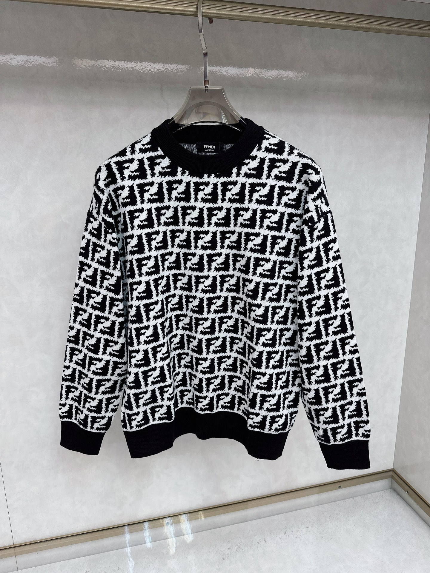 NO:528083,Fendi 2025 sweater 2025 autumn and winter latest series, top-notch, full quality!  Thickened style, the most popular old money style nowadays, a must-have item for bosses!  The boss who knows the goods quickly starts, fabric wool size M~3Xl, fendi, sweaters, alexander wang19860909芬迪 2025毛衣2025秋冬最新系列,顶级,全品相！加厚款,时下最流行的老钱风,老板必备单品！懂货的老板赶紧下手, 面料羊毛 尺码M~3Xl,,fendi,sweaters,alexander wang,Men's clothing