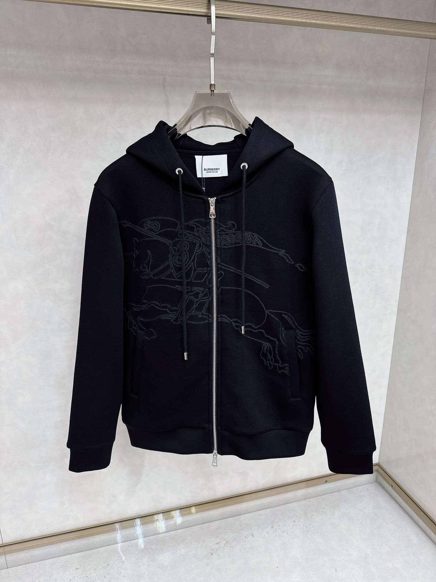 NO:519079,Burberry exclusively offers the latest fashionable hooded jackets. A jacket with a classic design and great appearance. The quality is even more unscrupulous. You can buy it directly. You can't get it right! Through the detailed pictures, you can feel its powerful aura, and the warm-concentration effect is significant, so you don’t have to worry about the chill at all! It is both fashionable and functional, and the whole style looks more luxurious and elegant! Size M-3XL, Burberry, Burberry, Jackets & coats, Hats, Alexander wang19860909Burberry巴宝莉独家专供最新时尚连帽外套 经典设计感与颜值爆棚的外套,品质更是无法挑剔品控可以直接入手,不容过错的高端臻品！通过细节图片便可感受到它强悍的气场,聚温保暖效果显著,完全不用担心会有一点寒意！时尚与功能性兼备,整款显得更加的奢华大气！ 尺码M-3XL,,burberry,burberry,jackets & coats,hats,alexander wang,Men's clothing