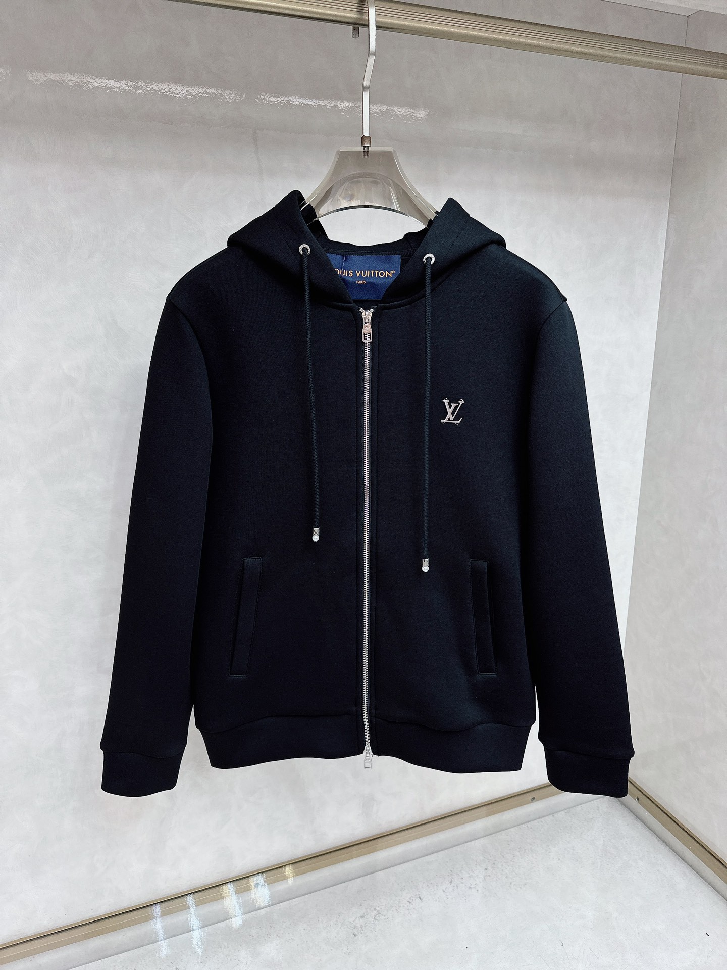 NO:519055,LV exclusively offers the latest fashionable hooded jackets. A jacket with a classic design and great appearance. The quality is even more unscrupulous. You can buy it directly. You can't get it wrong! Through the detailed pictures, you can feel its powerful aura, and the warm-concentration effect is significant, so you don’t have to worry about the chill at all! It is both fashionable and functional, and the whole style looks more luxurious and elegant! Size M-3XL, louis vuitton, jackets & coats,hats,alexander wang19860909LV独家专供最新时尚连帽外套 经典设计感与颜值爆棚的外套,品质更是无法挑剔品控可以直接入手,不容过错的高端臻品！通过细节图片便可感受到它强悍的气场,聚温保暖效果显著,完全不用担心会有一点寒意！时尚与功能性兼备,整款显得更加的奢华大气！ 尺码M-3XL,,louis vuitton,jackets & coats,hats,alexander wang,Men's clothing