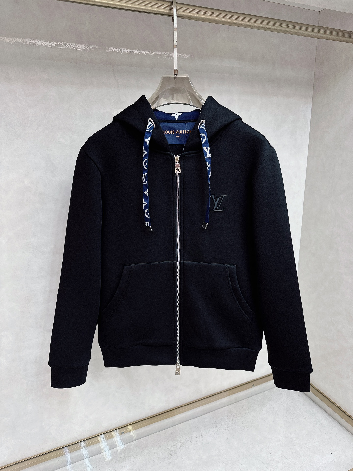 NO:519061,LV exclusively offers the latest fashionable hooded jackets. A jacket with a classic design and great appearance. The quality is even more unscrupulous. You can buy it directly. You can't get it wrong! Through the detailed pictures, you can feel its powerful aura, and the warm-concentration effect is significant, so you don’t have to worry about the chill at all! It is both fashionable and functional, and the whole style looks more luxurious and elegant! Size M-3XL, louis vuitton, jackets & coats,hats,alexander wang19860909LV独家专供最新时尚连帽外套 经典设计感与颜值爆棚的外套,品质更是无法挑剔品控可以直接入手,不容过错的高端臻品！通过细节图片便可感受到它强悍的气场,聚温保暖效果显著,完全不用担心会有一点寒意！时尚与功能性兼备,整款显得更加的奢华大气！ 尺码M-3XL,,louis vuitton,jackets & coats,hats,alexander wang,Men's clothing