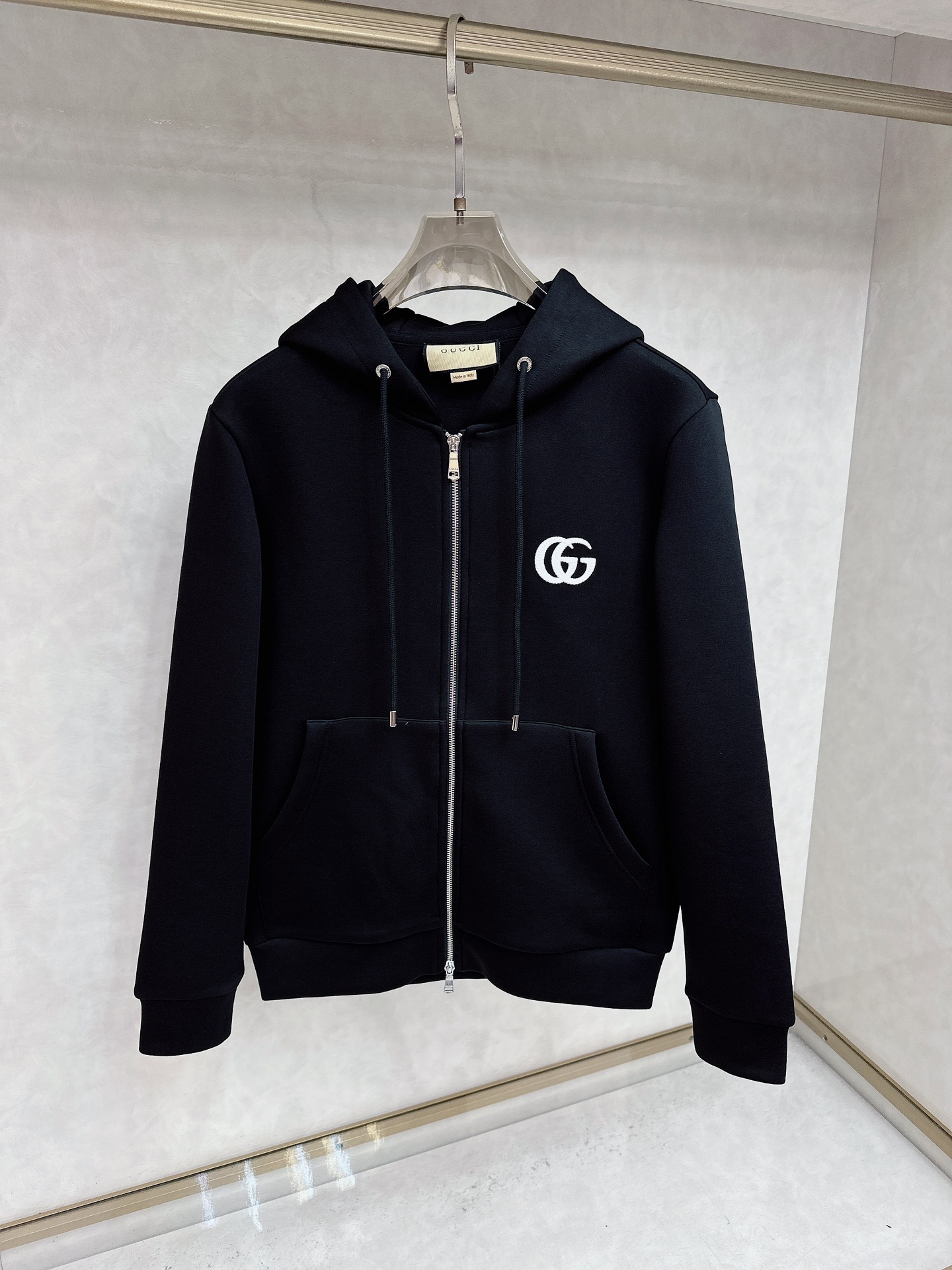 NO:519064,Guqi exclusively offers the latest fashionable hooded jackets. A jacket with a classic design and great appearance. The quality is even more unscrupulous. You can buy it directly. You can't get it wrong! Through the detailed pictures, you can feel its powerful aura, and the warm-concentration effect is significant, so you don’t have to worry about the chill at all! It is both fashionable and functional, and the whole style looks more luxurious and elegant! Size M-3XL, Jackets & coats,hats,alexander wang19860909古奇独家专供最新时尚连帽外套 经典设计感与颜值爆棚的外套,品质更是无法挑剔品控可以直接入手,不容过错的高端臻品！通过细节图片便可感受到它强悍的气场,聚温保暖效果显著,完全不用担心会有一点寒意！时尚与功能性兼备,整款显得更加的奢华大气！ 尺码M-3XL,,jackets & coats,hats,alexander wang,Men's clothing