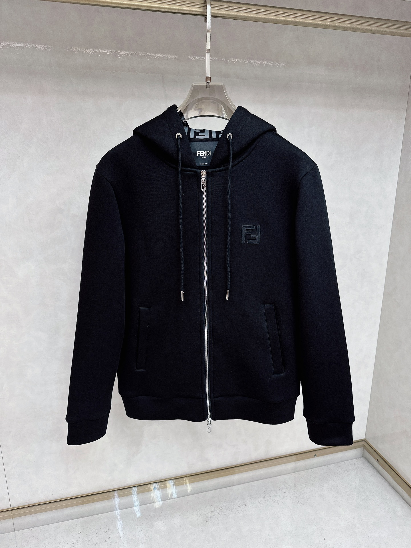 NO:519067,Fendi exclusively offers the latest fashionable hooded jackets. A jacket with a classic design and great appearance. The quality is even more unscrupulous. You can buy it directly. You can't get it wrong! Through the detailed pictures, you can feel its powerful aura, and the warm-concentration effect is significant, so you don’t have to worry about the chill at all! It is both fashionable and functional, and the whole style looks more luxurious and elegant! Size M-3XL, fendi, jackets & coats, hats, alexander wang19860909芬迪独家专供最新时尚连帽外套 经典设计感与颜值爆棚的外套,品质更是无法挑剔品控可以直接入手,不容过错的高端臻品！通过细节图片便可感受到它强悍的气场,聚温保暖效果显著,完全不用担心会有一点寒意！时尚与功能性兼备,整款显得更加的奢华大气！ 尺码M-3XL,,fendi,jackets & coats,hats,alexander wang,Men's clothing