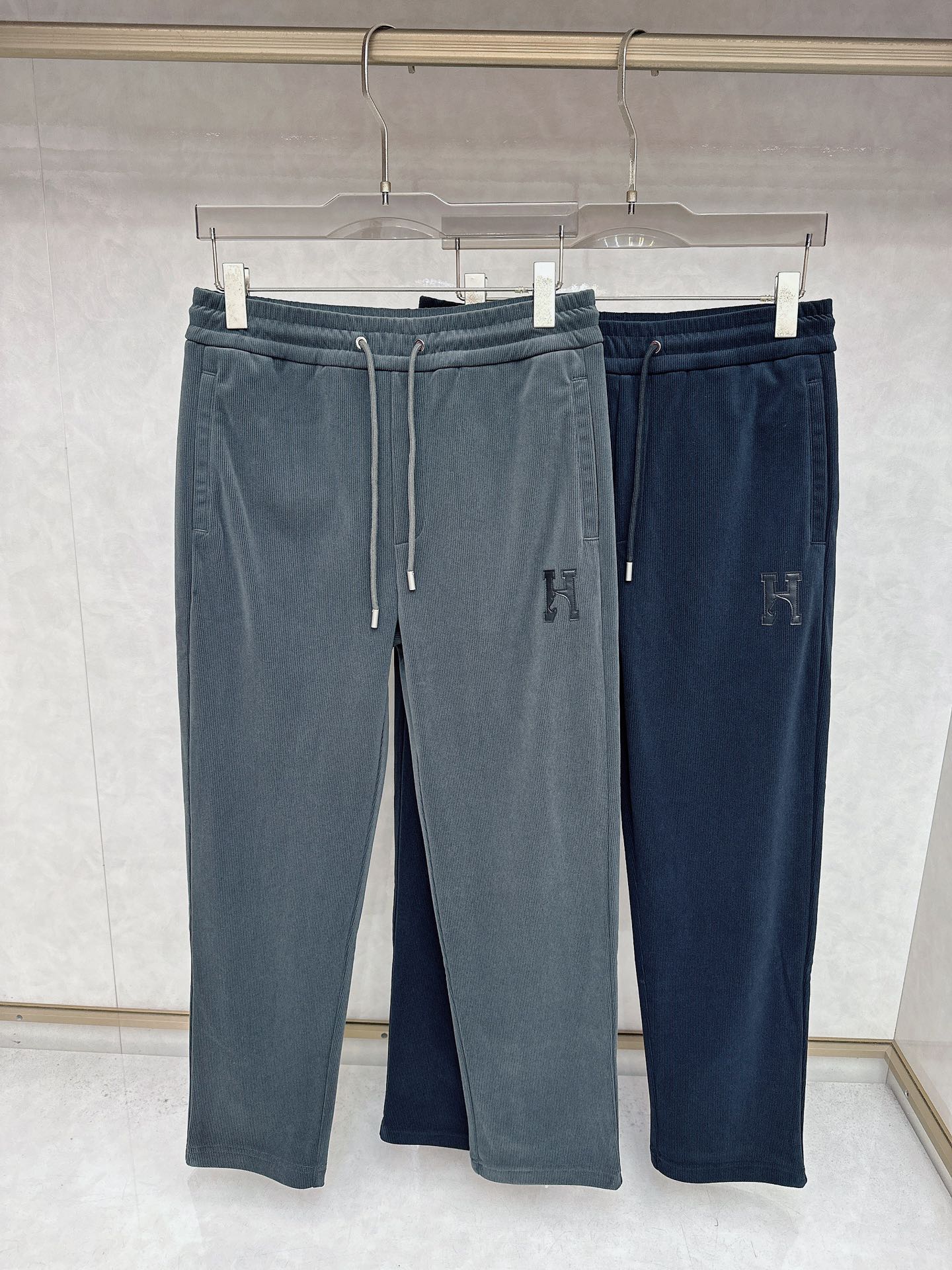 NO:519075,Hermes 2025 Autumn and Winter 2025 subverts traditional classic corduroy elastic waist casual pants!  Zippered pockets on both sides of elastic waist, classic casual straight-tube style, integrated tailoring, pocket logo embellishment, back pockets, simple and fashionable, retro trend of the upper body, subverting traditional old-fashioned design, and feng shui turns. The corduroy that was popular in the 1970s is popular, and now it has become a fashion element for designers this year. This fabric uses imported high-end corduroy, which is soft and soft, dense, and does not have a rough feel like ordinary corduroy. The upper body is warm, stylish and retro and fashionable. It is highly recommended in autumn and winter!  Color Gray Blue Coffee Number M-3XL,,hermes,alexander wang19860909爱马仕 2025秋冬 颠覆传统经典灯芯绒松紧腰休闲裤！松紧腰两侧拉链插袋 经典休闲直筒款式 合体的剪裁 口袋标志点缀 后袋贴皮口袋简约时尚 上身复古潮流, 颠覆传统老气设计,风水轮流转,70年代盛行的灯芯绒盛行, 如今又成为今年设计师手上的时尚元素, 这款面料采用客供进口高级灯芯绒, 触感柔厚软糯,绵密,不像一般灯芯绒有粗粝感.上身保 暖有型很有复古时髦感 秋冬强烈推荐！颜色 灰色 蓝色 咖色 码数 M-3XL,,hermes,alexander wang,Men's clothing