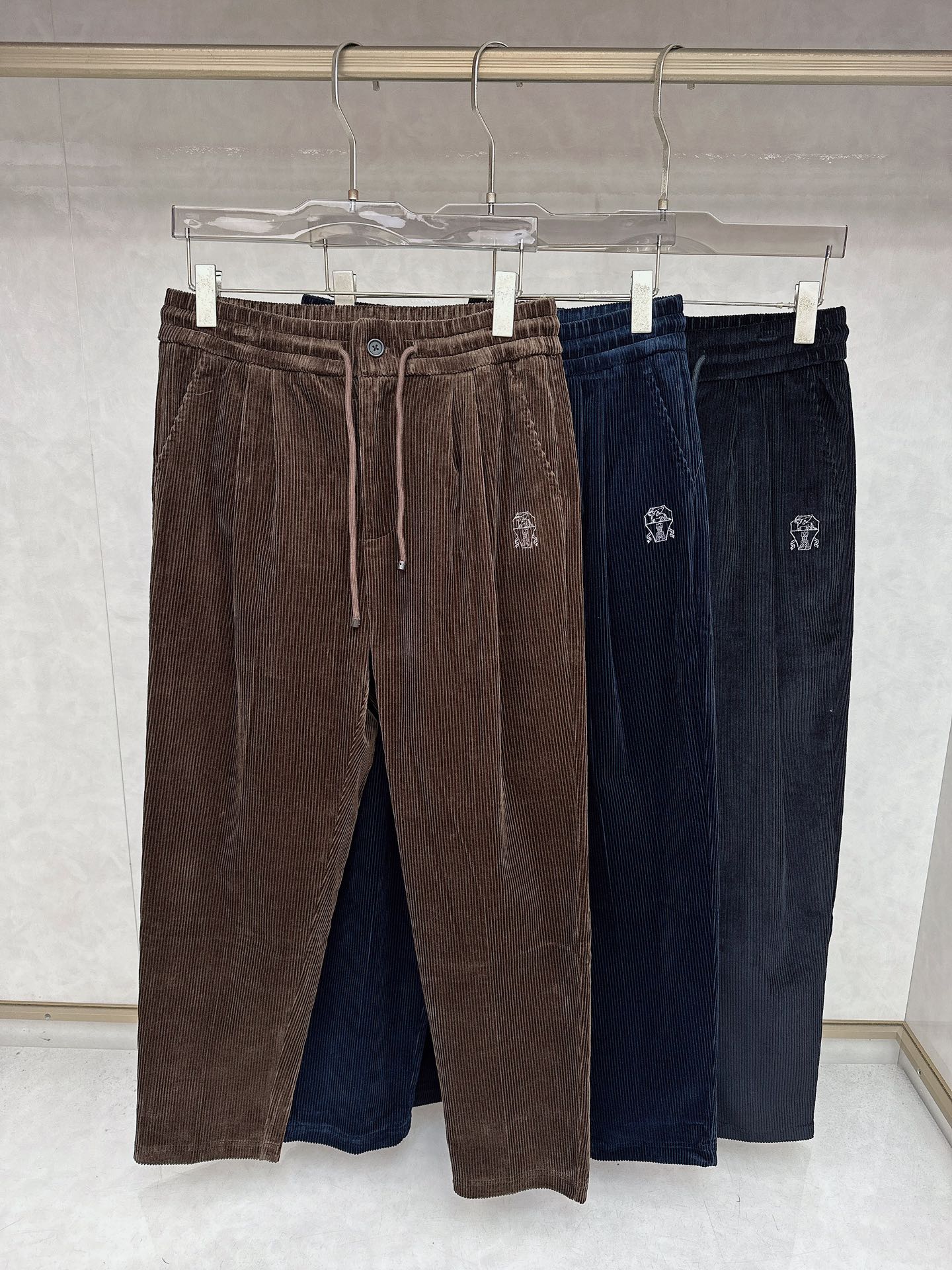 NO:519078,Bru**llo Cuci**lli 老钱新贵推荐！  Men's casual pocket casual hoodies casual pocket design logo embellishments and casual sports can be matched well. Loose sense of quantity and practical drawstrings at the waist create a balanced elegance in comparison. The two sides insert pockets. The fitted tailoring style. The fabric is made of high-weight pure cotton. The upper body is comfortable and breathable. It keeps warm and has a very crisp sagging. Color black, brown, royal blue, code number M-3XL, alexander wang19860909Bru**llo Cuci**lli 老钱新贵推荐！男士休闲口袋款休闲卫裤休闲口袋设计 标志点缀 休闲运动都能很好搭配 .宽松量感与腰部的实用抽绳, 在对比中营造平衡的优雅.两侧插袋 合体的剪裁版型 面料采用高克重纯棉材质 上身舒适透气 保暖的同时 又有很好的挺括垂 ,颜色 黑色 咖色 宝蓝 码数M-3XL,,alexander wang,Men's clothing