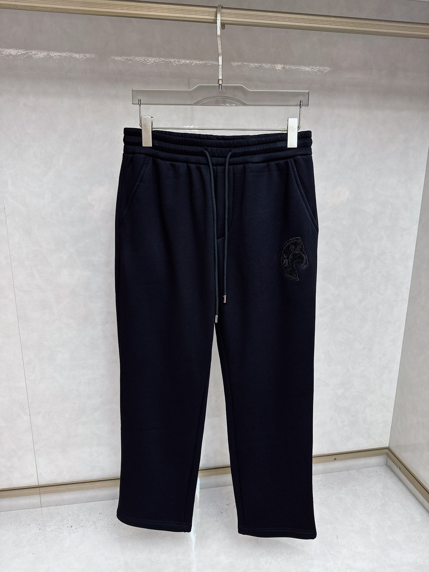 NO:519081,Hermes 2025 Autumn and Winter Series Casual Small Skin Painted Elastic Waist!  Elastic waist zippered pockets on both sides. Classic casual straight-tube style. Combined tailoring. The front of the pocket is delicate. The towel embroidered logo embroidered with the back patch pocket. The back patch pocket is simple and practical. The upper body is wide and stylish. This fabric is made of imported high-end knitted materials for customers. It has a soft and soft touch, dense and protective upper body. It is warm, stylish and retro and fashionable. It is highly recommended in autumn and winter!  Color Black Number of codes M-3XL, hermes,alexander wang19860909爱马仕 2025秋冬 系列 休闲小肌理平纹松紧腰！松紧腰两侧拉链插袋 经典休闲直筒款式 合体的剪裁 口袋前幅细腻毛巾绣标志点缀 后贴袋简单实用 上身挺阔有型 这款面料采用客供进口高级针织料, 触感柔厚软糯,绵密,上身保 暖有型很有复古时髦感 秋冬强烈推荐！颜色 黑色 码数 M-3XL,,hermes,alexander wang,Men's clothing