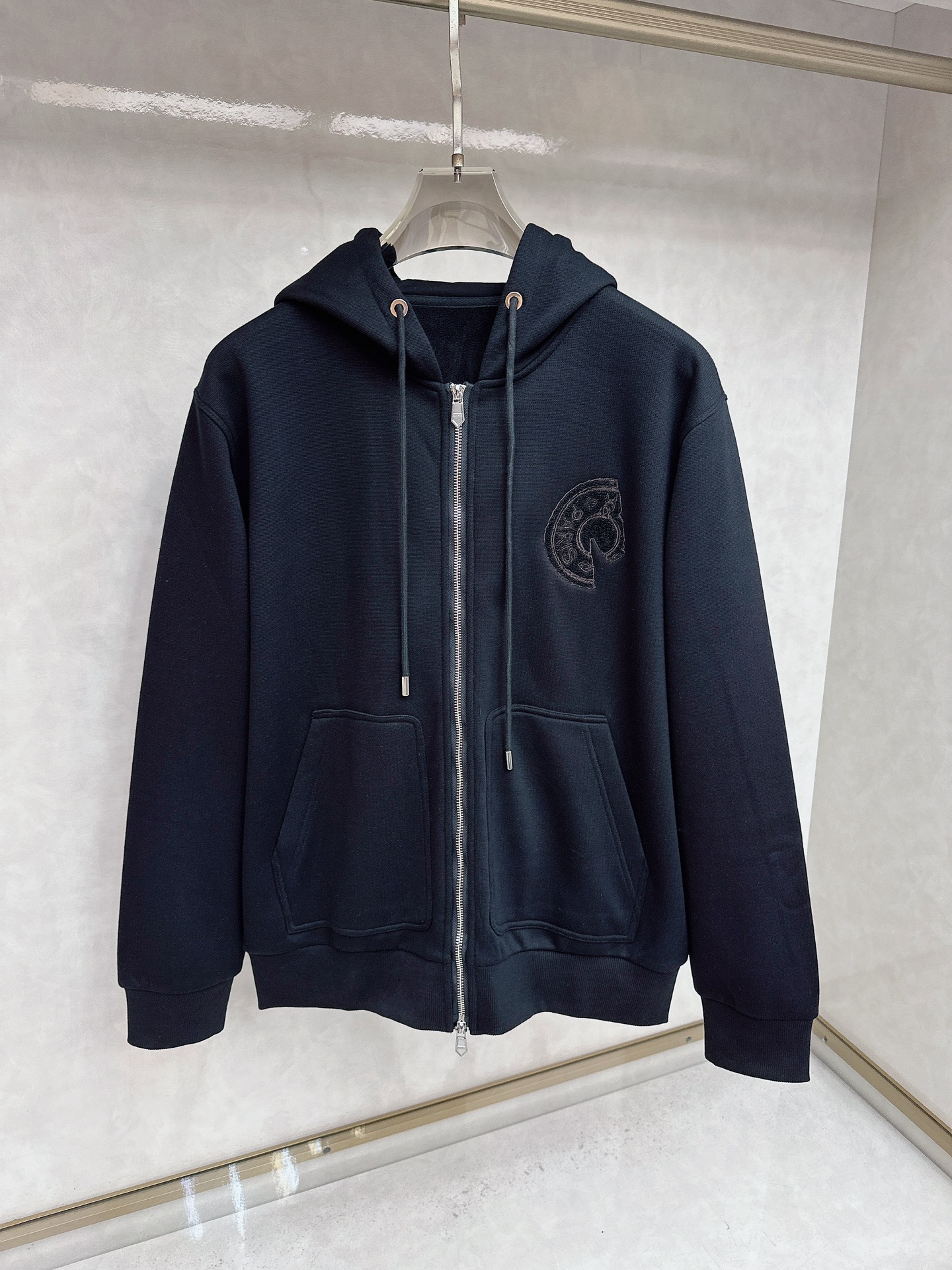 NO:519077,He*mès cabinets are on sale!  Series I like his design Highly recommended Low-key luxury Zipper casual hoodie Full-quality order Every detail of the workmanship is handled very exquisitely. Chest embroidery horse head theme. It seems simple. Flat embroidery of towels. Multi-colored embroidery. Complex workmanship. Exquisite finished product. Full-pull-out front patch pocket. Decorative and practical. Logo letter details. The combination of the upper body can experience the theme brings youthfulness and fashion and exquisiteness. Slightly wide tailored, customized knitted fabric with soft and comfortable wrinkle resistance. Smooth skin and breathable warm fabric have a good backbone. The overall upper body is upright and stylish. Full-quality order. Color Black. Number M-3XL,,hats,alexander wang.19860909爱*仕(He*mès) 柜在售！系列 喜欢他家的设计 强烈推荐 低调奢华 拉链休闲帽衫 全品相订单 做工每一处细节都处理的很精致 胸口刺绣马头主题 看似简单 采用毛巾平绣 多色拼的点缀 做工繁琐 成品精致 门襟全拉 前幅贴袋 既装饰又实用 标志字母细节 合体的版型上身就能体会主题带来年轻与时尚精致感, 微阔的剪裁 ,定制肌肌针织面料 抗皱性佳入手柔软舒适,亲 肤爽滑透气保暖面料整体又有着很好的骨干,整体上身挺拔有型 全品相订单 颜色 黑色 码数M-3XL,,hats,alexander wang,Men's clothing