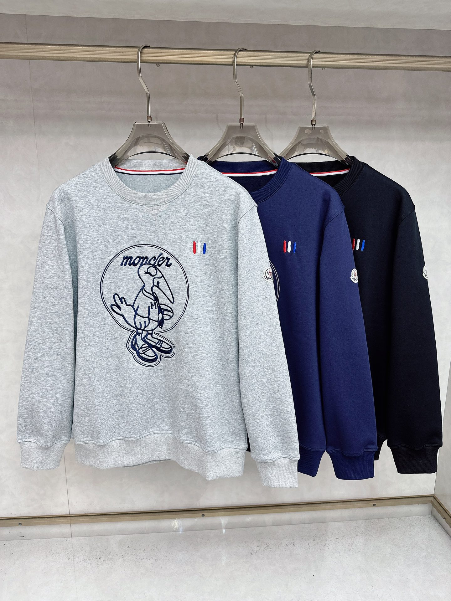 NO:519080,Covered Autumn and Winter 2025!  Logo embroidery embellishment, inner fleece pullover sweatshirt, chest logo embroidery, tribute to the brand, look at the details, bright and exquisite, arm logo logo design, fashionable and highlighted, the integrated tailoring, the neckline slightly fits the neck, the overall upper body feel is more fashionable, good style and good fabric!  High-definition combed cotton plains combined with inner fleece. The upper body is comfortable and skin-friendly, warm and stylish!  And it has texture. All-in-class order for hardware and accessories Color Black Blue Gray Number M-3XL, Moncler, hoodie, sweatshirts, alexander wang19860909蒙口 2025秋冬！标志刺绣点缀 内抓绒套头卫衣 胸口标志刺绣 致敬品牌 看细节 色彩鲜艳而精致 手臂标志logo性设计 时尚而有亮点 合体的剪裁,领口微微贴合颈部,整体上身感更具时尚感,好版型好面料！高密精梳棉平纹结合内里抓绒. 上身舒适亲肤,保暖有型！且具有质感.五金辅料全品相订单 颜色 黑色 蓝色 灰色码数M-3XL,,Moncler,hoodie,sweatshirts,alexander wang,Men's clothing