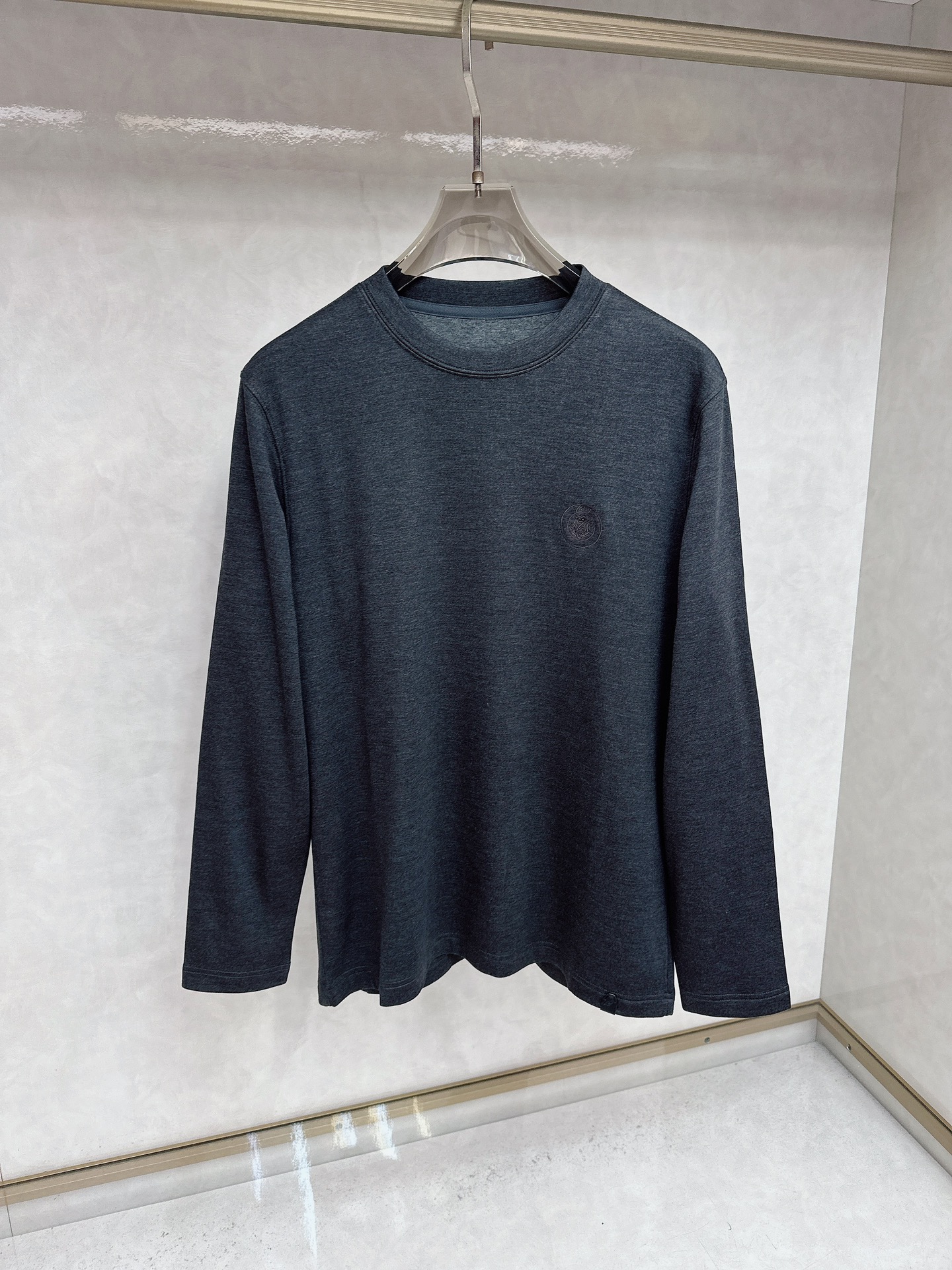 NO:519085,Bri*ni 2025 autumn and winter models are popular every year, wardrobe must have! Baby-like skin touch, modal cashmere wool base, long citrus ginger!  You can tell it is very soft when you buy it. The surface has a modal texture. The inside is soft and the upper body is skin-friendly. It is excellent!!  The fabric has good elasticity, comfortable, breathable and slim fit, and it looks slim while being slim. The chest brand logo embroidery and decoration have a rich three-dimensional feeling. Good craftsmanship, good fabrics, and good versions make this dress more deep and high-end. It is more fashionable when worn. This one can not only be worn inside, but also does not look monotonous when worn alone. The color is carbon gray. The number of code M-3XL, alexander wang19860909Bri*ni 布里奥尼 2025秋冬款 年年爆款,衣橱 必备!婴儿般肌肤触感,莫代尔羊绒磨毛打底 衫长丁柚！入手便知非常柔软 表面有着莫代尔 的肌理 内里有些羊绒磨毛的柔软 上身亲肤感 极好!！面料带有很好的弹力,舒适透气修身 显瘦的同时又无束缚感,胸口品牌Logo绣花 装饰 有着丰富的立体感.好工艺 好面料 好版 型让这件衣服更有深度和高档 穿搭上多一份 时 尚,这款不仅可以内搭打底,单穿亦不会 显得单调,颜色 碳灰色 码数M-3XL,,alexander wang,Men's clothing