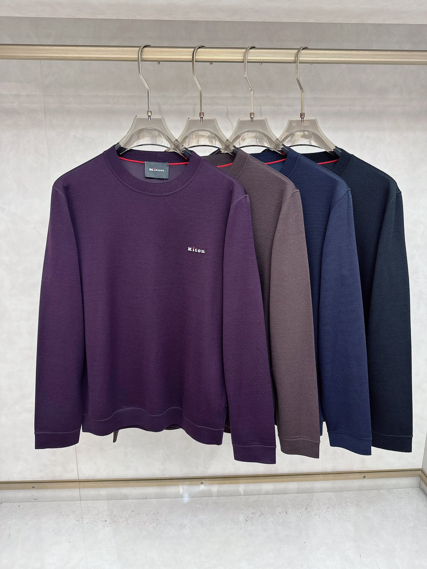 NO:527019,KITON exclusively offers new original single men's casual long-sleeved sweater, high-end customization, high-end version, fashionable and versatile imported fabric, super soft and delicate, skin-friendly and comfortable to wear, high-end boutique, OEM, fine-made, very good for the upper body, men's essential items, complete three standards, 48-56,,sweaters,alexander wang19860909KITON独家专供新款原单男士休闲长袖毛衣 高端定制 高版本 时尚百搭爆款进口面料 手感超柔软细腻 穿着亲肤舒适 高端精品 代工厂精细做上身非常赞 男士必备单品 三标齐全 码数48-56,,sweaters,alexander wang,Men's clothing