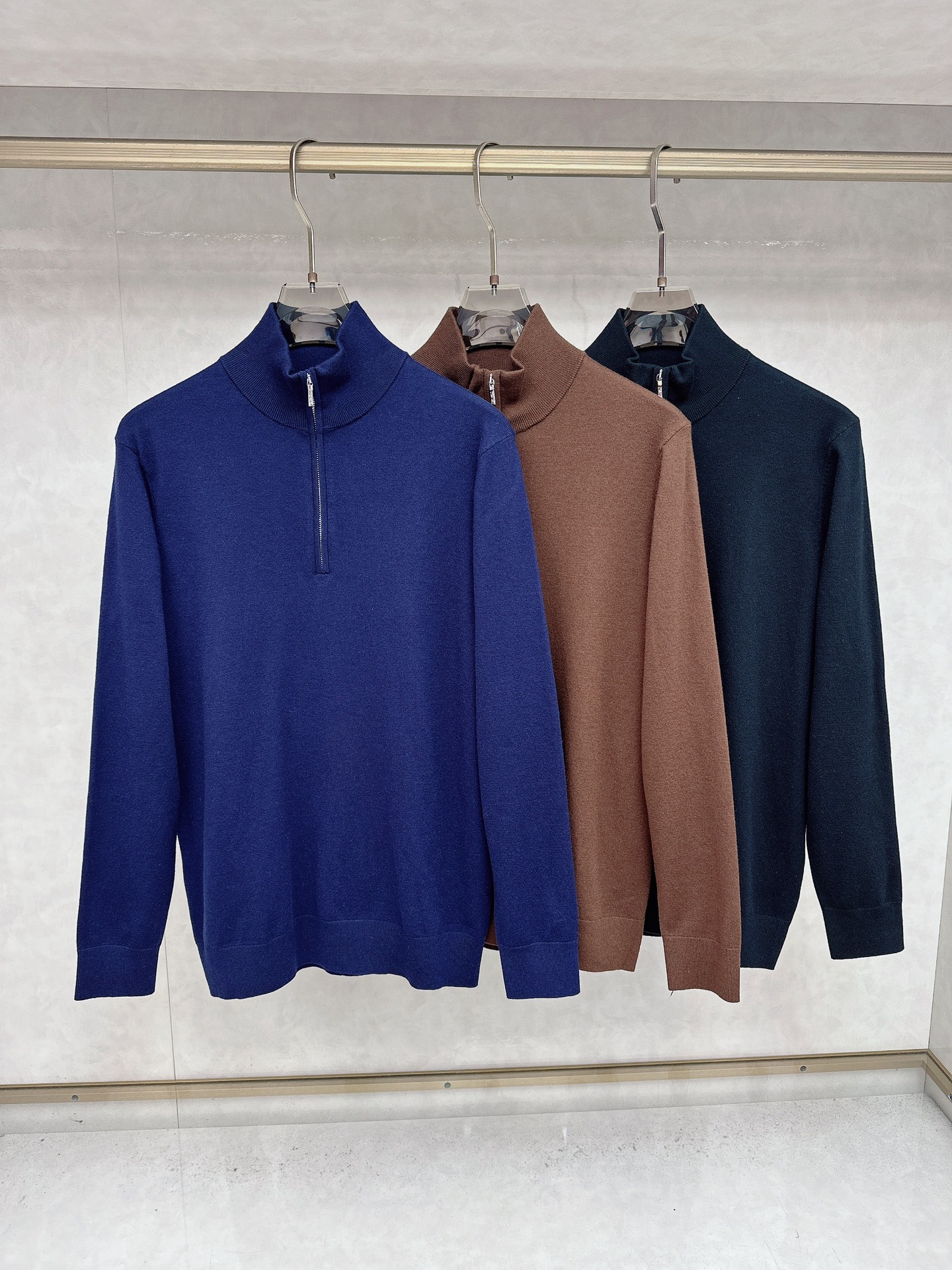 NO:527024,LP super hot products for autumn and winter, new men's clothing series, half-zipper long-sleeved wool sweater, as the most classic item of the year, has been reinterpreted with design and re-interpretation, with excellent texture, very soft and delicate feel, and obvious unique insights in details, simple and more versatile. Number of codes 48-56, loro piana, alexander wang19860909LP 秋冬超级爆款推荐,新品男装系列爆款半拉链长袖羊毛衫,作为年度最是经典单品,经过设计重新演绎,质感绝佳,手感非常柔软细腻,细节上显而易见的独特见解,简约更百搭 码数48-56,,loro piana,alexander wang,Men's clothing