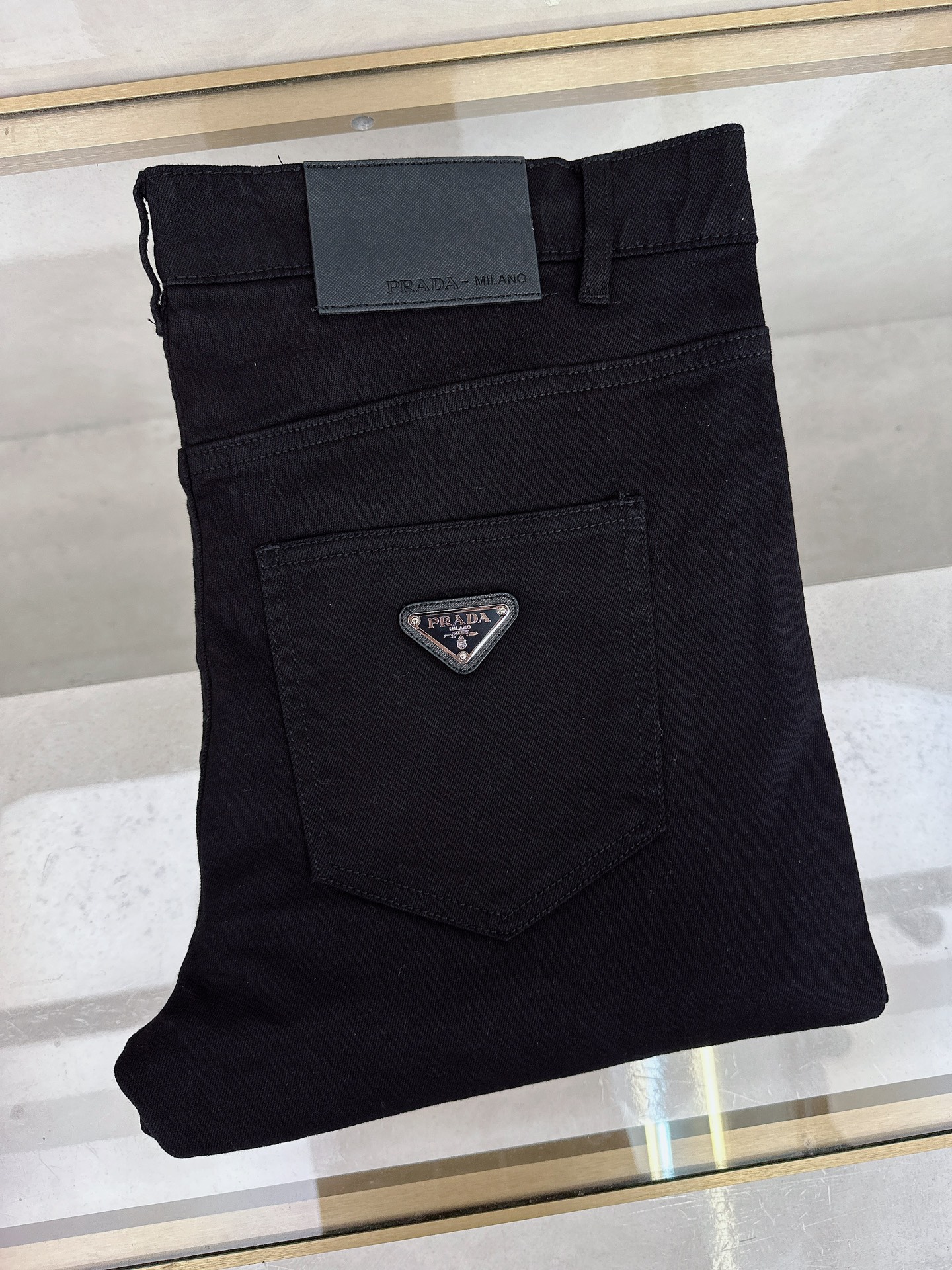 NO:527033,Prada 2025 autumn and winter new models are available in stock, original single hot jeans are super customized, original hardware, super heavy industry technology, excellent version, impeccable details!  The style is not picky, it is very high-end, and the good products are not waiting for everyone. Take a look at it and start quickly. Size 29-38, prada, jeans, alexander wang19860909普拉达 2025秋冬新款现货上市,原单爆款牛仔裤超级定制款,原版五金,超级重工工艺,版型超赞细节做工无可挑剔！款式不挑人,特别高档,好货不等人,看中赶紧下手,尺码29-38,,prada,jeans,alexander wang,Men's clothing