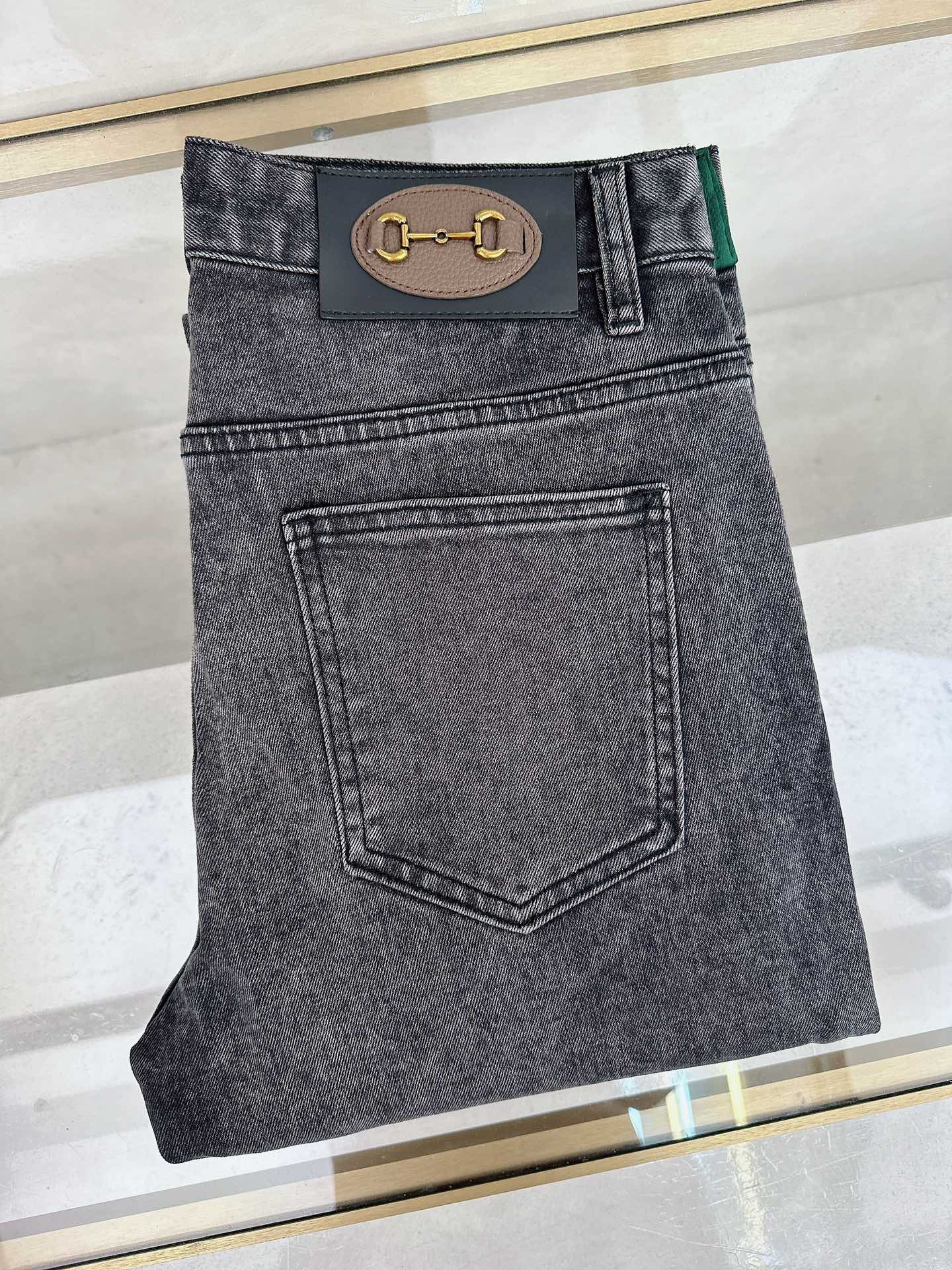 NO:527036,Guqi 2025 autumn and winter new models are available in stock, original single hot jeans are super customized, original hardware, super heavy industry technology, excellent version, impeccable details!  The style is not picky, it is very high-end, and the good products are not waiting for everyone. If you like it, hurry up and start, size 29-38, jeans, alexander wang19860909古奇 2025秋冬新款现货上市,原单爆款牛仔裤超级定制款,原版五金,超级重工工艺,版型超赞细节做工无可挑剔！款式不挑人,特别高档,好货不等人,看中赶紧下手,尺码29-38,,jeans,alexander wang,Men's clothing