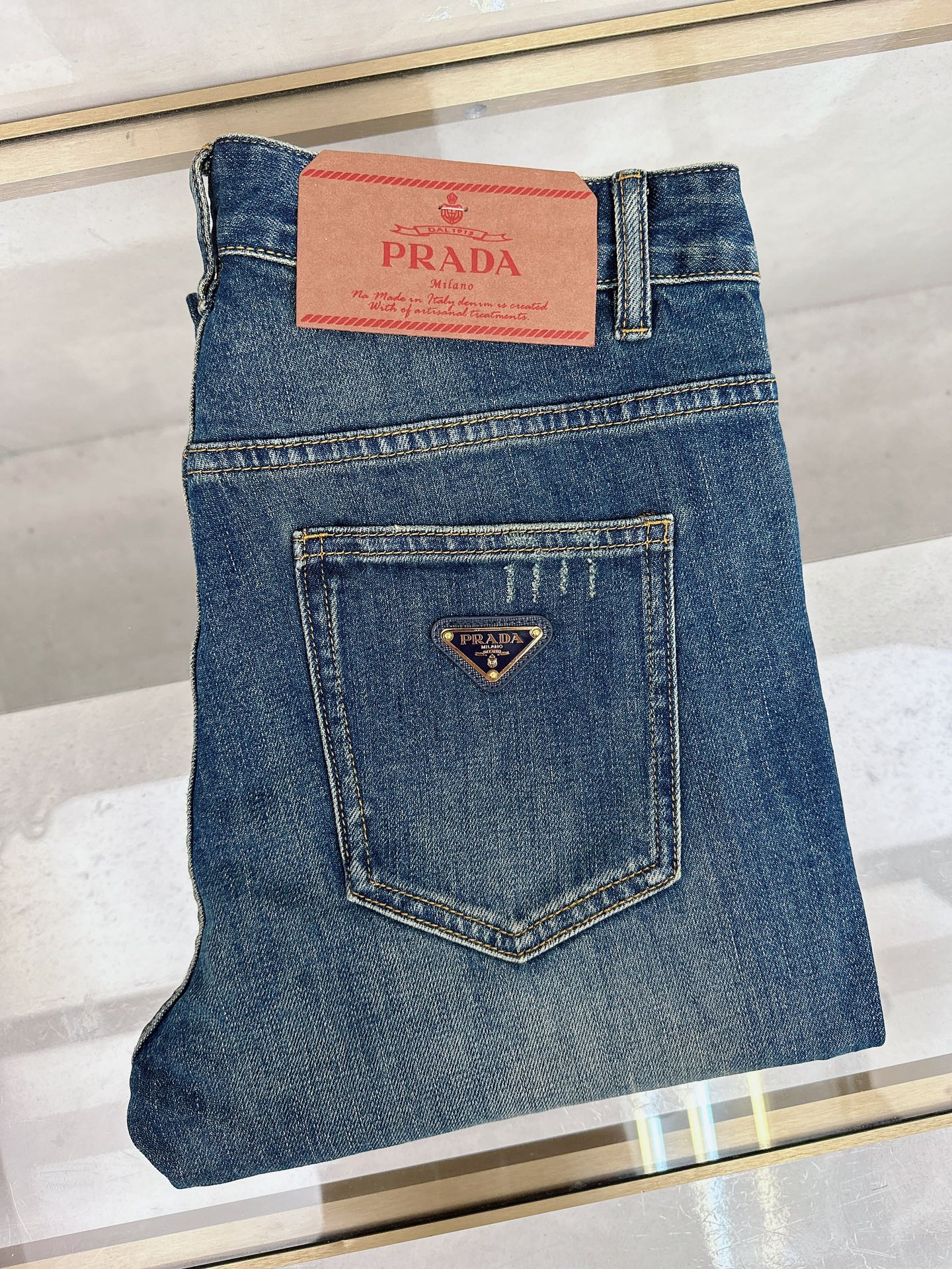 NO:527038,Prada 2025 autumn and winter new models are available in stock, original single hot jeans are super customized, original hardware, super heavy industry technology, excellent version, impeccable details!  The style is not picky, it is very high-end, and the good products are not waiting for everyone. Take a look at it and start quickly. Size 29-38, prada, jeans, alexander wang19860909普拉达 2025秋冬新款现货上市,原单爆款牛仔裤超级定制款,原版五金,超级重工工艺,版型超赞细节做工无可挑剔！款式不挑人,特别高档,好货不等人,看中赶紧下手,尺码29-38,,prada,jeans,alexander wang,Men's clothing
