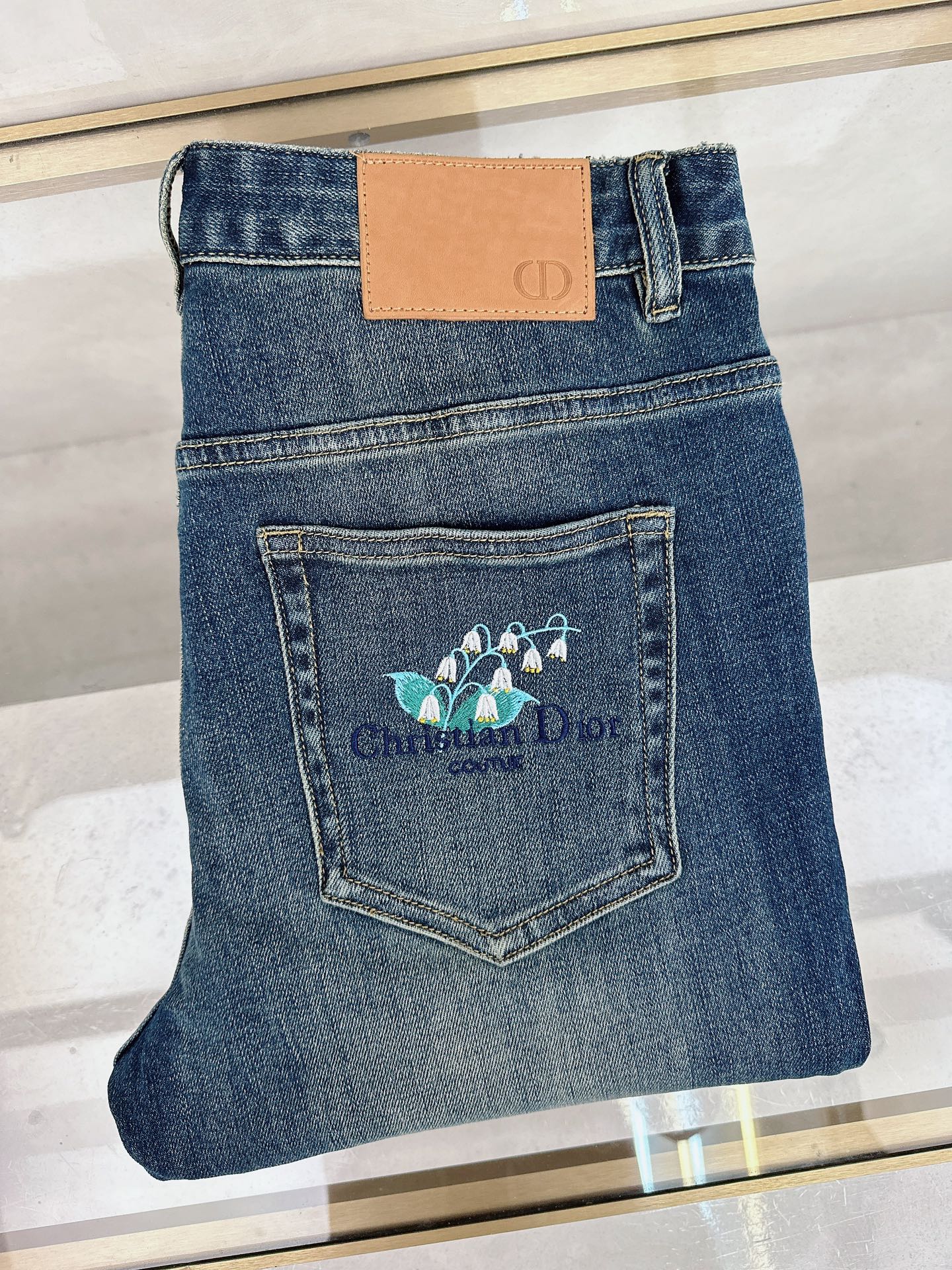 NO:527040,Dior 2025 autumn and winter new models are available in stock, original single hot jeans are super customized, original hardware, super heavy industry technology, excellent version, impeccable details!  The style is not picky, it is very high-end, and the good products are not waiting for everyone. Take a look at it and start quickly. Size 29-38, dior, jeans, alexander wang19860909迪奥 2025秋冬新款现货上市,原单爆款牛仔裤超级定制款,原版五金,超级重工工艺,版型超赞细节做工无可挑剔！款式不挑人,特别高档,好货不等人,看中赶紧下手,尺码29-38,,dior,jeans,alexander wang,Men's clothing