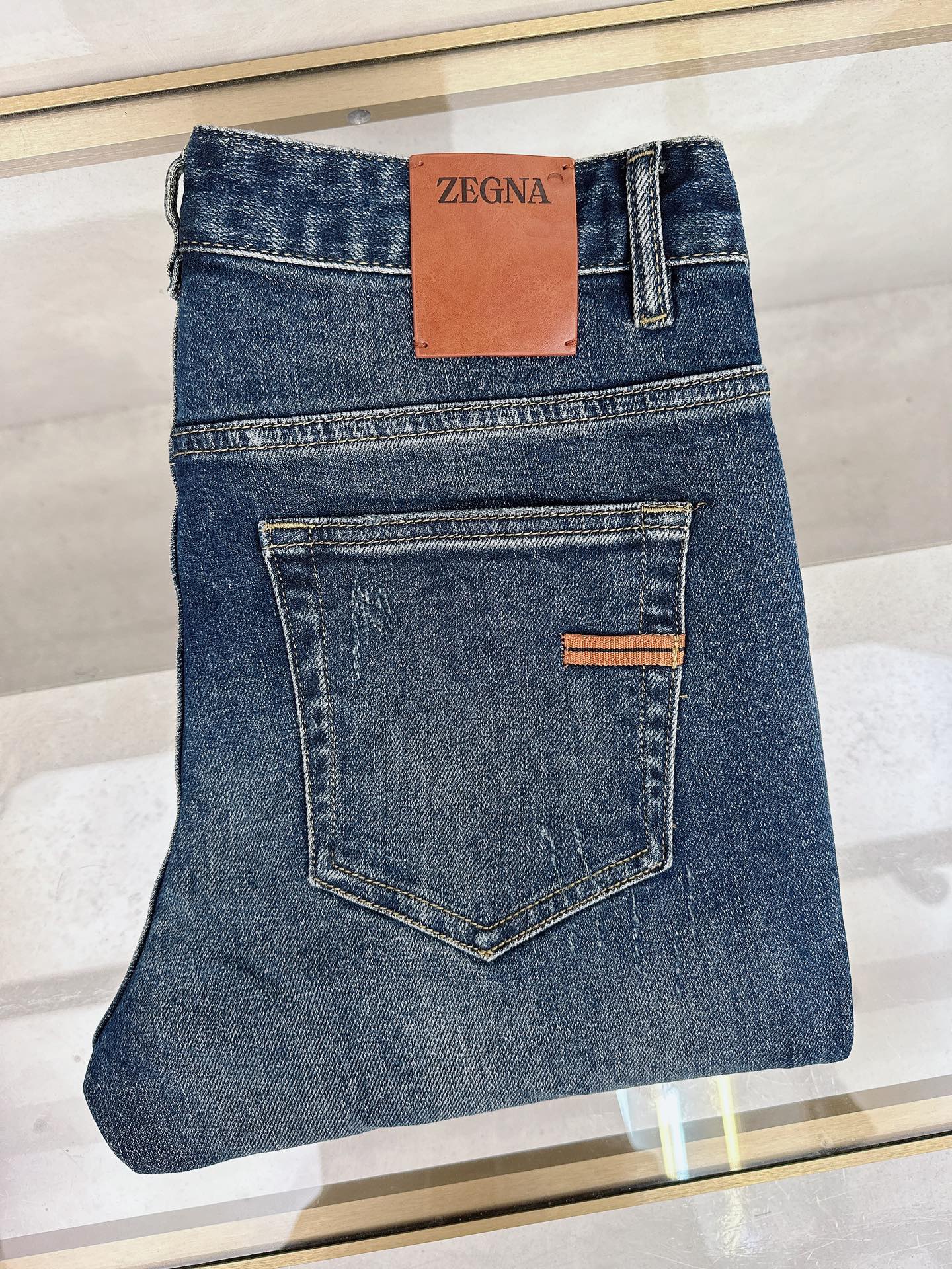 NO:527042,The new 2025 autumn and winter 2025 is available in stock, with original single hot jeans super customized style, original hardware, super heavy industry technology, excellent version, impeccable details!  The style is not picky, it is very high-end, and the good products are not waiting for everyone. Take a look at it and start quickly. Size 29-38, zegna, jeans, alexander wang19860909杰尼亚 2025秋冬新款现货上市,原单爆款牛仔裤超级定制款,原版五金,超级重工工艺,版型超赞细节做工无可挑剔！款式不挑人,特别高档,好货不等人,看中赶紧下手,尺码29-38,,zegna,jeans,alexander wang,Men's clothing