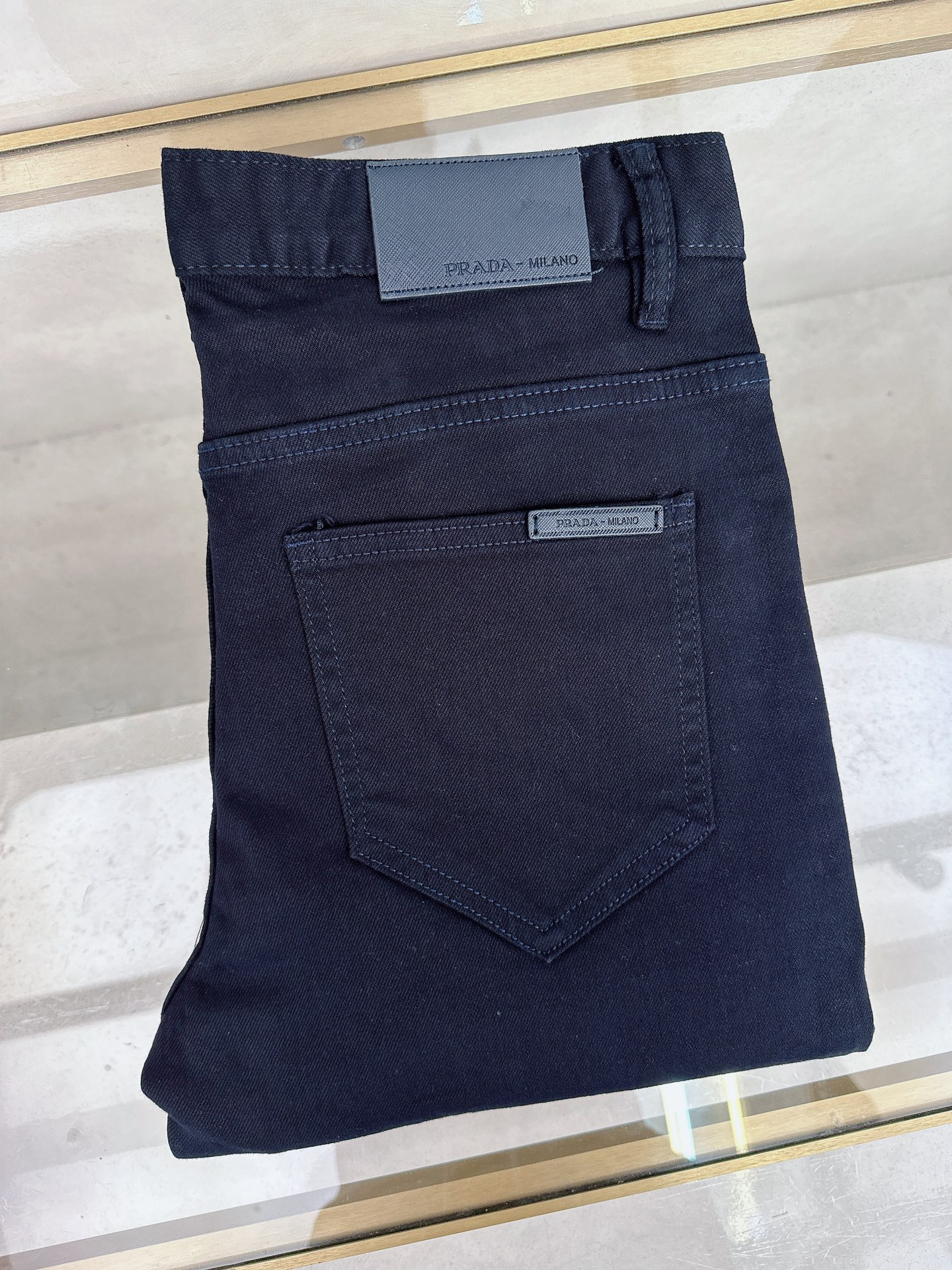 NO:527044,Prada 2025 autumn and winter new models are available in stock, original single hot jeans are super customized, original hardware, super heavy industry technology, excellent version, impeccable details!  The style is not picky, it is very high-end, and the good products are not waiting for everyone. Take a look at it and start quickly. Size 29-38, prada, jeans, alexander wang19860909普拉达 2025秋冬新款现货上市,原单爆款牛仔裤超级定制款,原版五金,超级重工工艺,版型超赞细节做工无可挑剔！款式不挑人,特别高档,好货不等人,看中赶紧下手,尺码29-38,,prada,jeans,alexander wang,Men's clothing