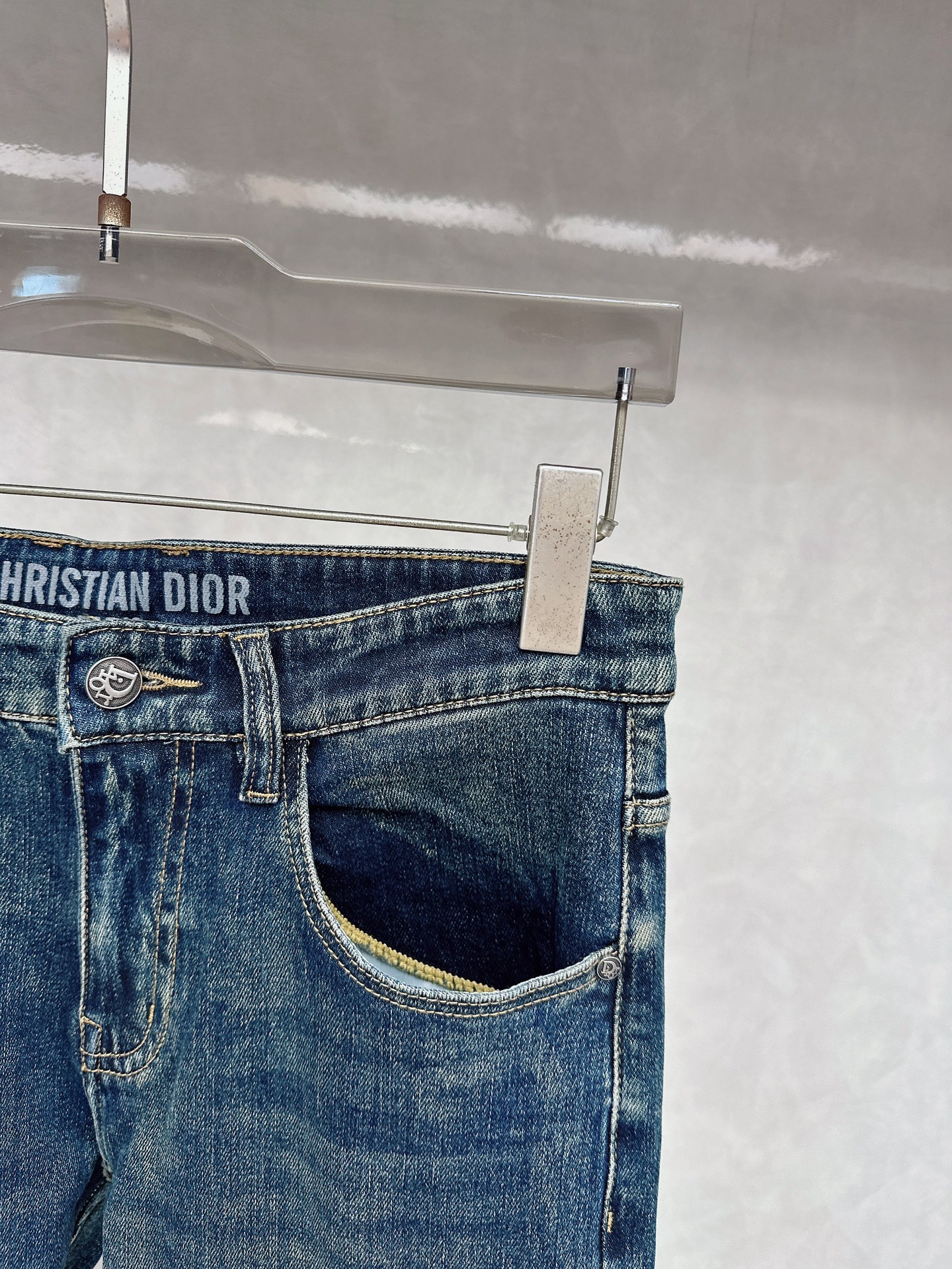 迪奥 2025秋冬🔥🔥新款现货上市，原单爆款牛仔裤👖超级定制款，原版五金，超级重工工艺，版型超赞👍细节做