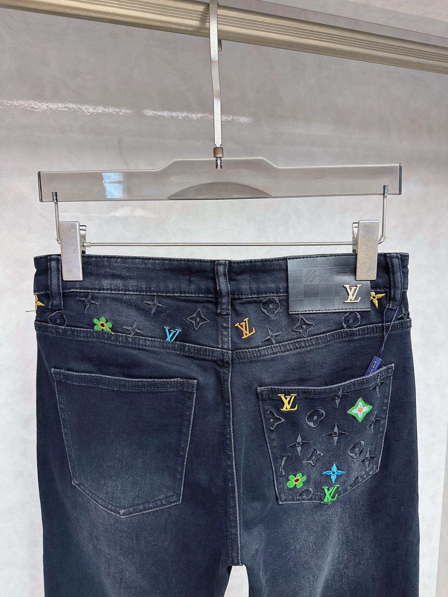 LV 2025秋冬🔥🔥新款现货上市，原单爆款牛仔裤👖超级定制款，原版五金，超级重工工艺，版型超赞👍细节做