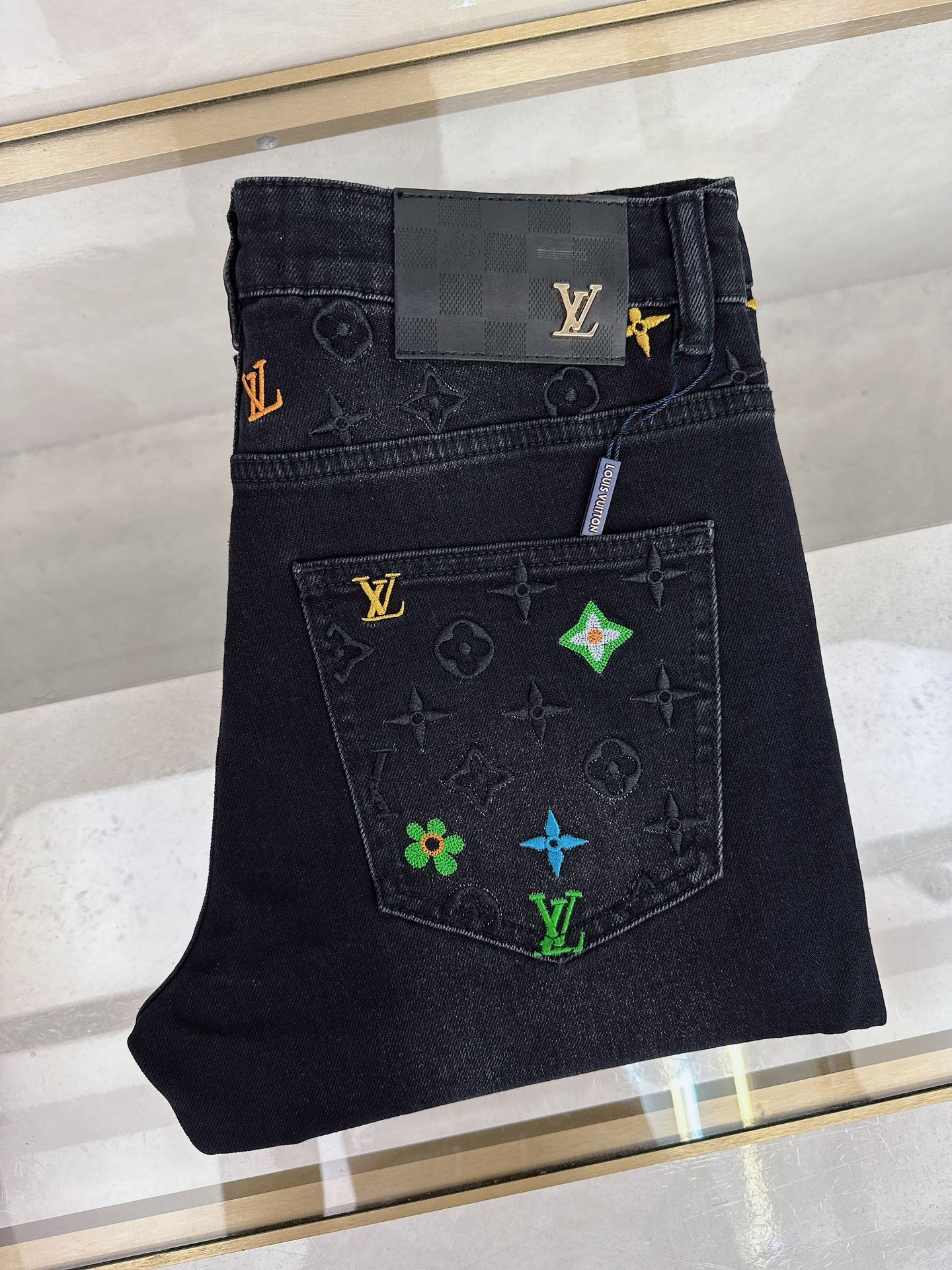 NO:595376,LV’s 2025 autumn and winter new styles are now on the market. The original hot-selling jeans are super customized, with original hardware, super heavy craftsmanship, awesome styles, and impeccable workmanship!  The style is not picky, it is very high-end, good stuff waits for no one, hurry up and get it if you like it, sizes 29-38 bs, louis vuitton, jeans, alexander wang19860909LV 2025秋冬新款现货上市,原单爆款牛仔裤超级定制款,原版五金,超级重工工艺,版型超赞细节做工无可挑剔！款式不挑人,特别高档,好货不等人,看中赶紧下手,尺码29-38 bs,,louis vuitton,jeans,alexander wang,Men's clothing