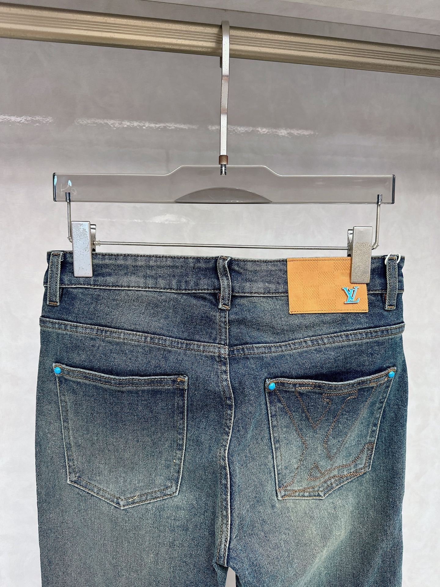LV 2025秋冬🔥🔥新款现货上市，原单爆款牛仔裤👖超级定制款，原版五金，超级重工工艺，版型超赞👍细节做