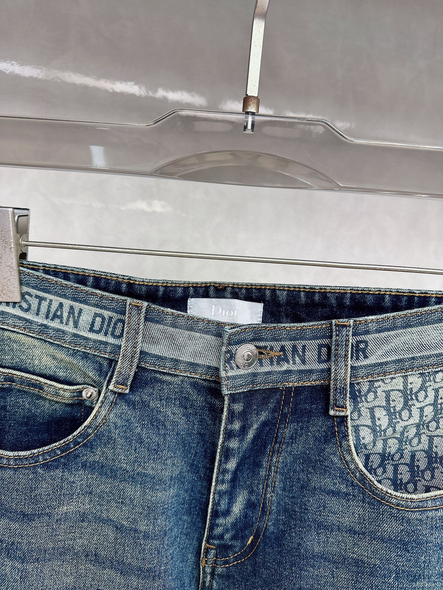 迪奥 2025秋冬🔥🔥新款现货上市，原单爆款牛仔裤👖超级定制款，原版五金，超级重工工艺，版型超赞👍细节做