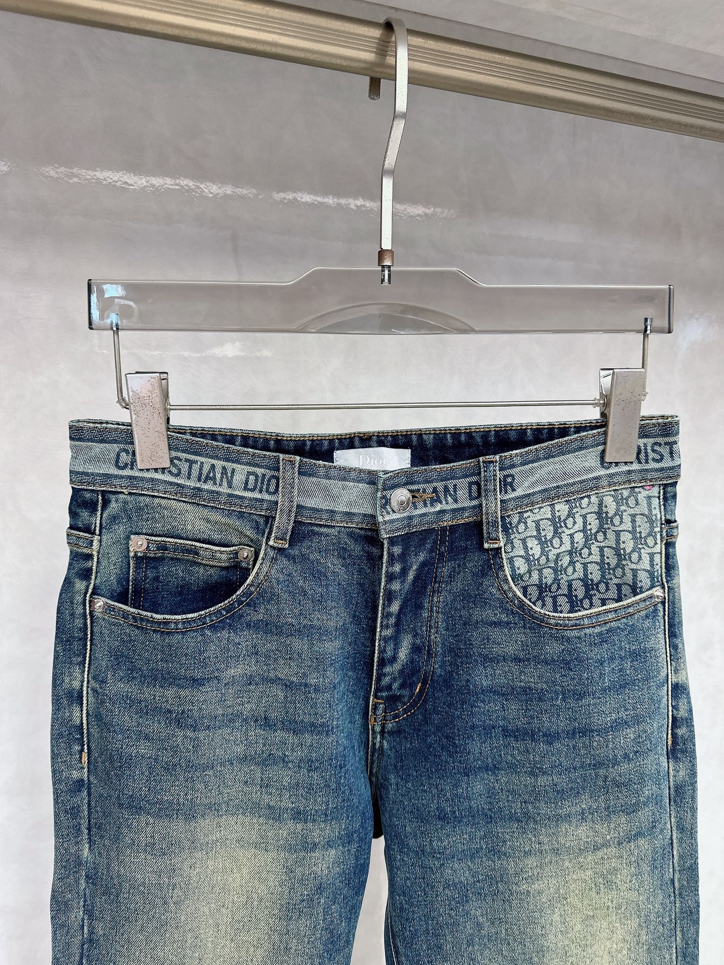 迪奥 2025秋冬🔥🔥新款现货上市，原单爆款牛仔裤👖超级定制款，原版五金，超级重工工艺，版型超赞👍细节做
