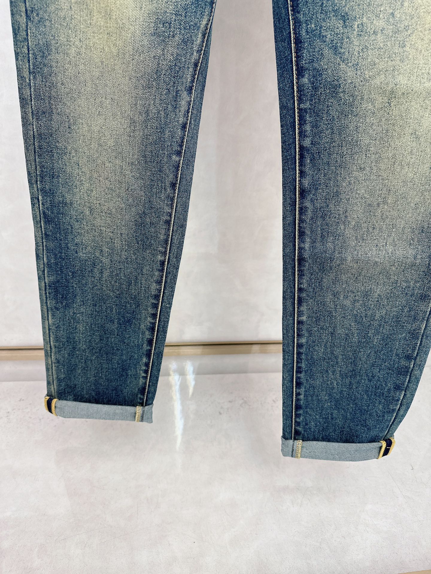 迪奥 2025秋冬🔥🔥新款现货上市，原单爆款牛仔裤👖超级定制款，原版五金，超级重工工艺，版型超赞👍细节做