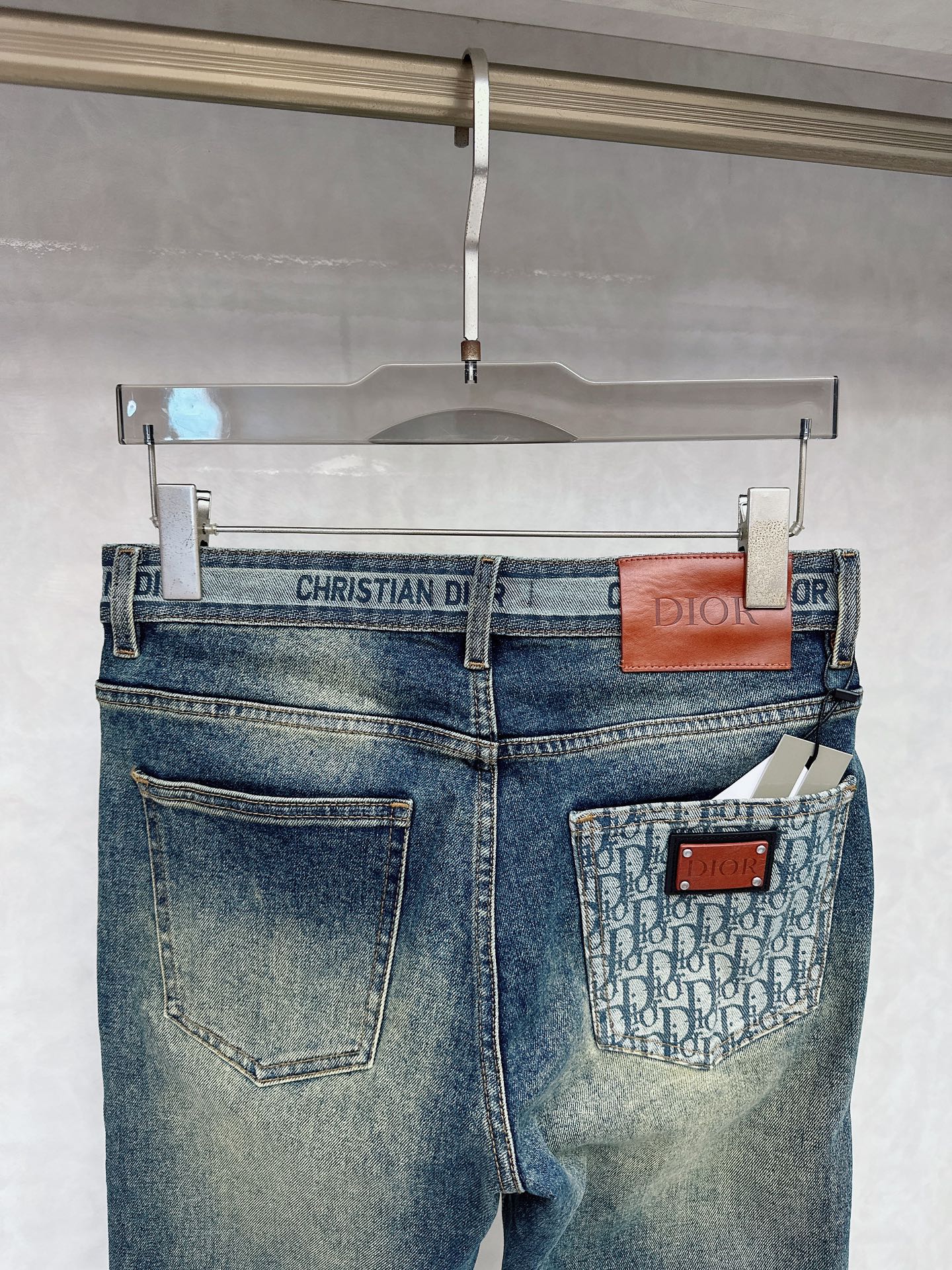 迪奥 2025秋冬🔥🔥新款现货上市，原单爆款牛仔裤👖超级定制款，原版五金，超级重工工艺，版型超赞👍细节做
