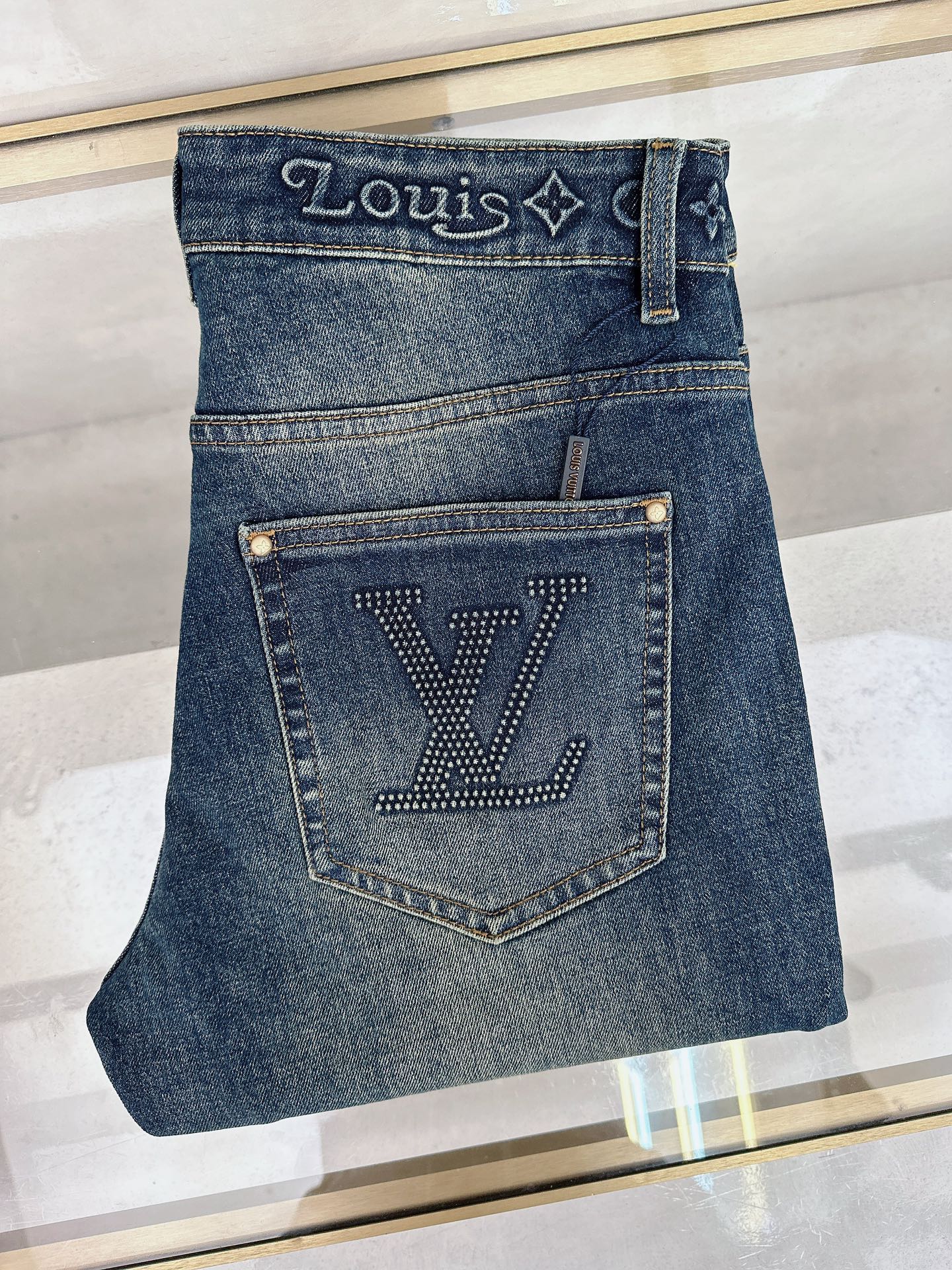 NO:595384,LV’s 2025 autumn and winter new styles are now on the market. The original hot-selling jeans are super customized, with original hardware, super heavy craftsmanship, awesome styles, and impeccable workmanship!  The style is not picky, it is very high-end, good stuff waits for no one, hurry up and get it if you like it, sizes 29-38 bs, louis vuitton, jeans, alexander wang19860909LV 2025秋冬新款现货上市,原单爆款牛仔裤超级定制款,原版五金,超级重工工艺,版型超赞细节做工无可挑剔！款式不挑人,特别高档,好货不等人,看中赶紧下手,尺码29-38 bs,,louis vuitton,jeans,alexander wang,Men's clothing