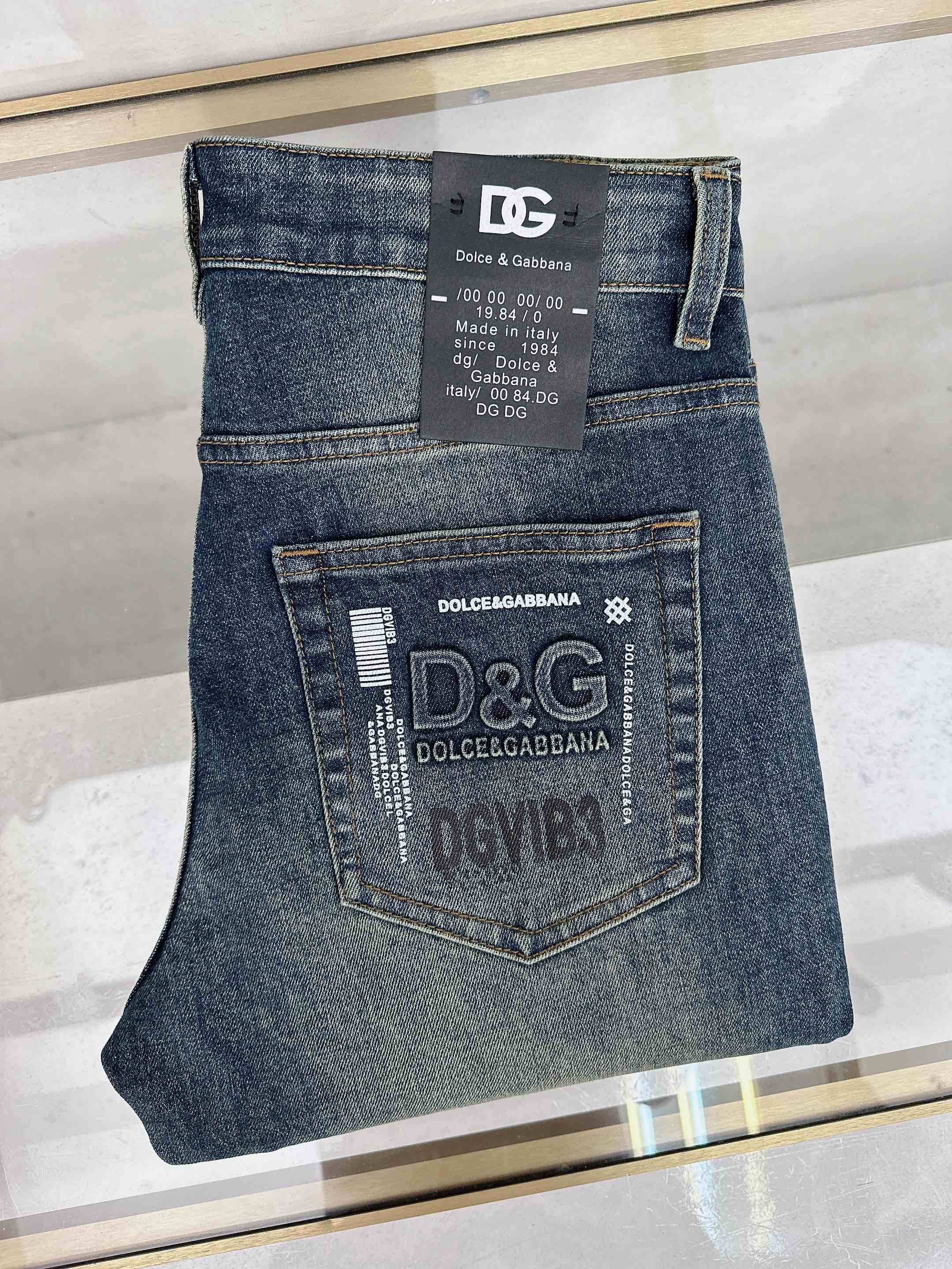 NO:595386,DG's 2025 autumn and winter new styles are on the market, the original hot-selling jeans are super customized, original hardware, super heavy craftsmanship, awesome styles, impeccable details and workmanship!  The style is not picky, very high-end, good stuff waits for no one, hurry up and get it if you like it, size 29-38 bs,,jeans,alexander wang19860909DG 2025秋冬新款现货上市,原单爆款牛仔裤超级定制款,原版五金,超级重工工艺,版型超赞细节做工无可挑剔！款式不挑人,特别高档,好货不等人,看中赶紧下手,尺码29-38 bs,,jeans,alexander wang,Men's clothing