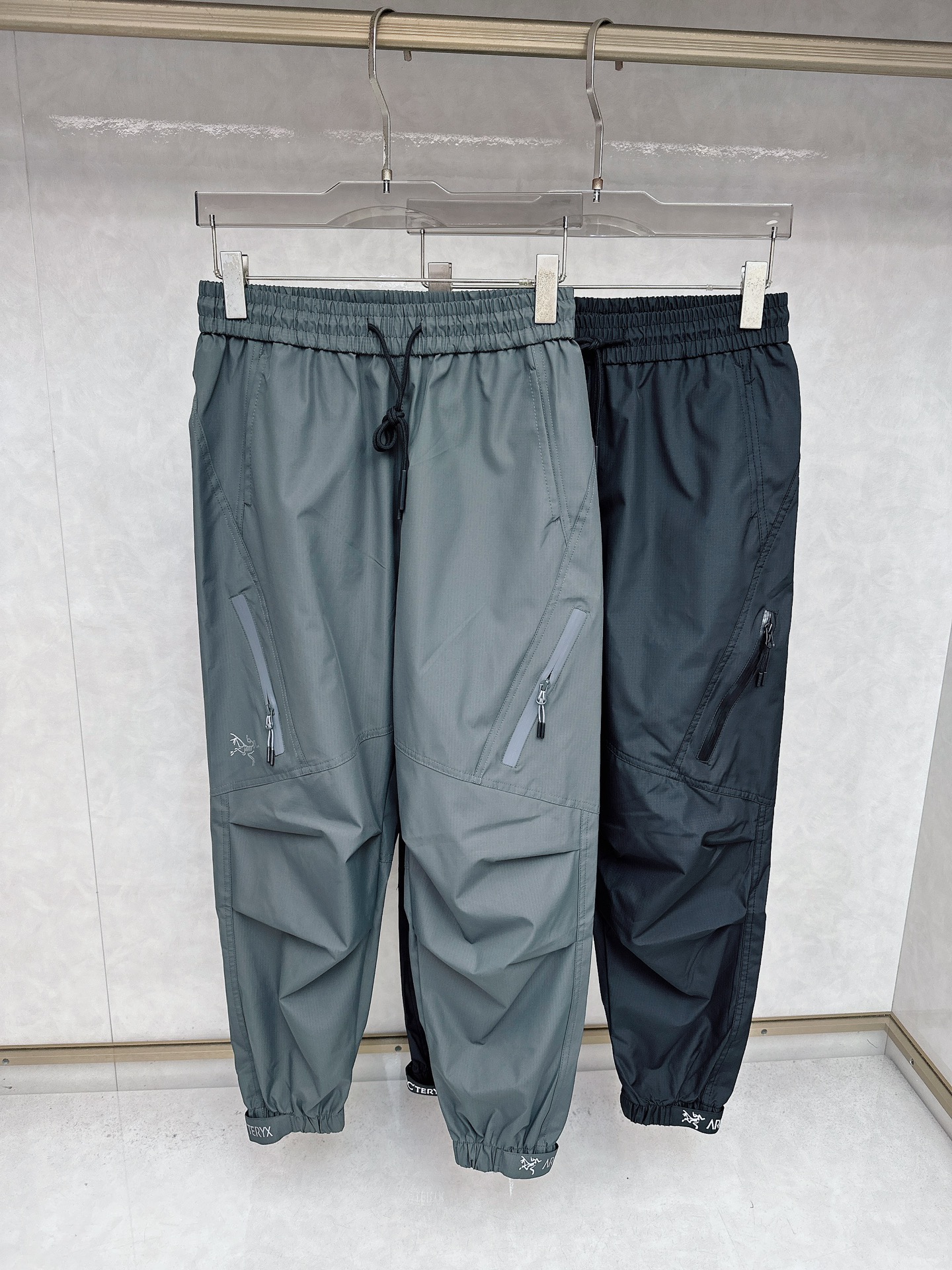 NO:527009,Archaeopteryx 2025FW early autumn new product, classic outdoor design, low-key but not lacking style. This simple, atmospheric and versatile, easily adapts to various occasions. The overall style is a trouser trouser, which is neat and slim, which not only modify the leg lines, but also shows a casual and casual style. The elastic band at the waist and drawstring design not only fits different waist circumferences, but also adjusts the elasticity according to personal preferences, bringing a comfortable and comfortable wearing experience. The exquisite brand logo at the trouser legs and the eye-catching brand logo on the side show the brand identity while adding fashionable details, allowing a unique style to be revealed in the low-key.  Birds’ pursuit of functionality is fully reflected in this line. It uses high-quality functional fabrics and has excellent wear resistance. Whether it is friction during rock climbing or scratches during hiking, it can be easily dealt with and extended service life. At the same time, the fabric also has good breathable and moisture-exhausting properties, and the sweat generated during exercise can be quickly discharged, keeping the body dry and reducing discomfort.  The design of multiple zipper pockets is a highlight of this model. It not only increases practicality, and is convenient for storing, keys and other personal items, but also has smooth and durable zippers, and also has certain anti-theft functions, making you feel more at ease when traveling. The three-dimensional tailoring of key parts such as knees fully takes into account the posture of the human body during exercise, and large-scale activities are not restricted, providing strong support for outdoor sports. It is an ideal choice for those who love life and pursue quality. It is not only a piece of clothing, but also a reliable partner for exploring the world and enjoying life, accompanying you through every wonderful journey. ………………………………………………………………………………………………………………………………………………………………………………………………………………………………………………………………………………………………………………………………………………………………………………………………………………………………………………………………………………………………………………………………………………………………………………………………………………………………………………………………………………………………………………………………………………………………………………………………………………………………………………………………………………………………………………………………………………………19860909始祖鸟 2025FW早秋新品 户外经典设计,低调而不失格调 这款简约大气又百搭,轻松适配各种与场合.整体版型为束脚裤型,利落修身,既能修饰腿部线条,又展现出休闲随性的风格.腰部的松紧带搭配抽绳设计,不仅贴合不同腰围,还能根据个人喜好调节松紧度,带来舒适自在的穿着体验 .裤脚处精致的品牌标志,与侧边醒目的品牌标识,彰显品牌身份的同时,增添了时尚细节,让在低调中透露出独特的格调. 鸟家对功能性的追求在这条上体现得淋漓尽致.采用高品质的功能性面料,具备出色的耐磨性能,无论是攀岩时的摩擦,还是徒步过程中的剐蹭,都能轻松应对,延长使用寿命.同时,面料还拥有良好的透气排湿性能,运动时产生的汗水能迅速排出,保持身体干爽,减少不适感. 多个拉链口袋的设计,是这款的一大亮点.不仅增加了的实用性,方便存放、、钥匙等随身物品,而且拉链顺滑耐用,还具备一定的防盗功能,让你出行更安心.膝盖等关键部位的立体剪裁,充分考虑到人体运动时的姿态,大幅度活动也不受限制,为户外运动提供了有力的支持.是热爱生活、追求品质人士的理想之选.它不仅是一件衣物,更是你探索世界、享受生活的可靠伙伴,伴你走过每一段精彩旅程. …………………………………………………… SizeM-XXL,,jil sanderarc'teryx,alexander wang,Men's clothing
