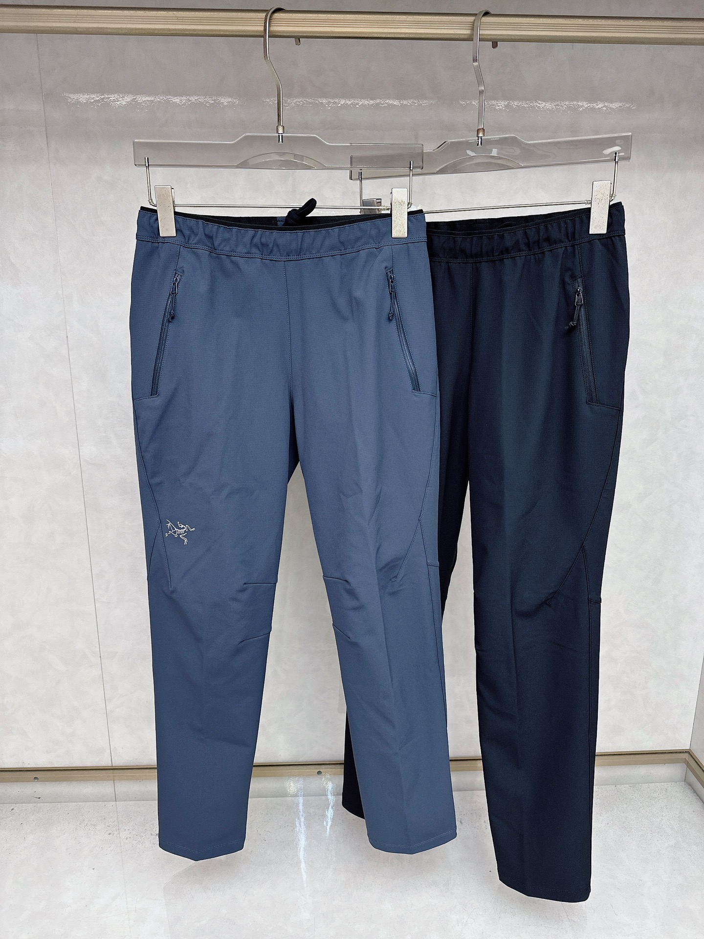 NO:527011,Archaeopteryx GAMMA MX PANT Men's Trousers!  !  !  The most important soft-shell pants in this series have universal performance and protection. The style of these pants is too formal and spicy, making them look slim and comfortable!  !  Outdoor sports woven windproof and quick-drying breathable soft shell trousers. High-end three-dimensional cut, with multiple splicings on the whole body, and a variety of zippered pockets. Exquisite embroidery logo, simple and casual style, can be casual outdoors, taking into account the urban super practical and versatile. Technology windproof, quick-drying, breathable special fabric, multiple splicings for the whole body Straight-tied trousers with snap-on belt!  !  !  Magic pants with great appearance and functionality. ……………………………………………………………………………………………………………………………………………………………………………………………………………………………………………………………………………………………………………………………………………………………………………………………………………………………………………………………………………………………………………………………………………………………………………………………………………………………………………………………………………19860909始祖鸟 GAMMA MX PANT 男子长裤！！！ 这个系列中最ok的软壳裤,具有通用性能和防护性. 这款裤子版型太版正辣,好显瘦,又舒服！！ 户外运动梭织防风速干透气软壳长裤. 高级版型立体裁剪,全身多处拼接,多种拉链口袋. 精致刺绣logo,简约休闲款,可休闲了户外,兼顾城市超实用多用途性. 科技防风,速干,透气特殊布料,多种拼接全身 直筒束口裤.带卡扣腰带！！！ 颜值功能性爆表的神裤. …………………………………………………… SizeM-4XL,arc'teryx,alexander wang,Men's clothing