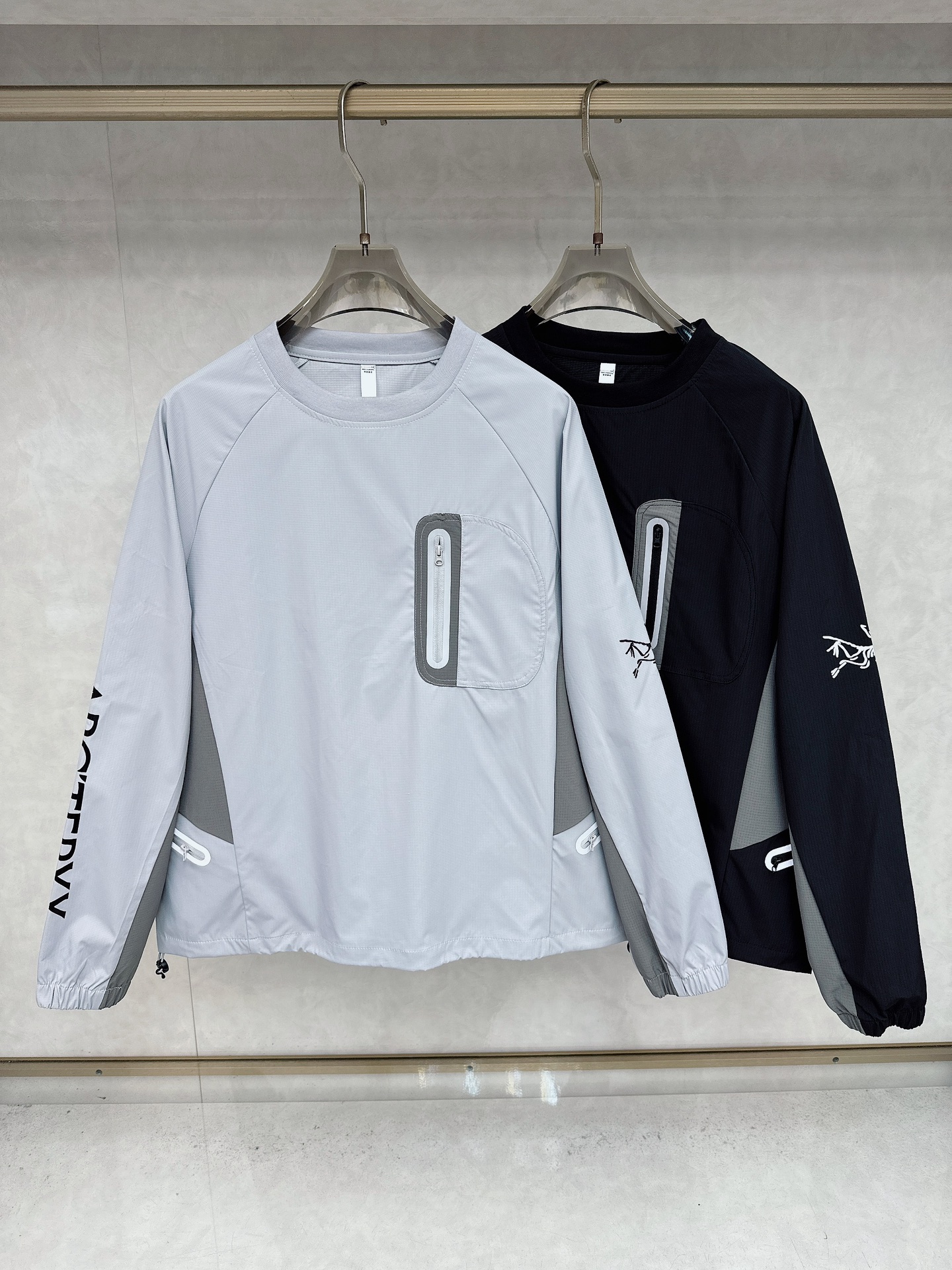 NO:527013,Archaeopteryx 2025FW early autumn new product The perfect fusion of bird home outdoor functions and fashion. This overall model adopts a simple round neck design, smooth lines outline a neat outline, without too much complex decoration, but full of high-end feel. It is not only versatile, but also reflects sunlight in the outdoor environment and reduces heat absorption. The eye-catching brand logo on the sleeves highlights the brand's outstanding identity. At the same time, the exquisite logo pattern embroidery is the finishing touch, making the whole piece vivid in an instant and the details are attentive.  From fabric to detailed design, ARC's ultimate pursuit of functionality is highlighted. The high-tech fabrics selected have excellent breathable and moisture-exhaust properties. They can quickly discharge sweat out of the body during high-intensity exercise, keeping the body dry and comfortable. At the same time, the fabric also has certain windproof performance, effectively blocking the invasion of cold wind, and providing you with reliable protection in a changing outdoor environment. Multiple practical zipper pocket designs are convenient for you to store, keys, maps and other small items, and the zippers are smooth and durable, ensuring that the items are safe and not easy to fall. The elastic closing design at the cuffs fits the wrist, effectively preventing cold winds from pouring in and debris, and also increases the comfort of wearing. The drawstring adjustment design at the hem can adjust the elasticity and tightness according to personal needs, which not only optimizes the fit of the wear, but also better resists wind and rain in bad weather.  This one is the best choice for those who pursue quality life and love outdoor sports. It is not only one thing, but also a reliable partner for you to explore the world and show yourself. ………………………………………………………………………………………………………………………………………………………………………………………………………………………………………………………………………………………………………………………………………………………………………………………………………………………………………………………………………………………………………………………………………………………………………………………………………………………………………………………………………………………………………………………………………………………………………………………………………………………………………………………………………………………………………………………………………………………………………………………………………………………………………………………………………………………………………………………………………………………………………………………………………………………………………………………………………………………………………19860909始祖鸟 2025FW早秋新品 鸟家户外功能与时尚的完美融合. 这款整体采用简约的圆领设计,流畅的线条勾勒出利落的轮廓,没有过多繁杂的装饰,却充满了高级感.不仅百搭,还能在户外环境中反射阳光,减少热量吸收.袖子上醒目的品牌标识,彰显着品牌的卓越身份,同时,精致的标志图案刺绣,更是点睛之笔,让整件瞬间生动起来,细节之处尽显用心. 从面料到细节设计,都彰显着ARC对功能性的极致追求.选用的高科技面料,具备出色的透气排湿性能,在高强度运动时,能迅速将汗水排出体外,保持身体干爽舒适.同时,面料还具有一定的防风性能,有效阻挡寒风侵袭,为你在多变的户外环境中提供可靠的防护. 多个实用的拉链口袋设计,方便你存放、钥匙、地图等小物件,并且拉链顺滑耐用,确保物品安全不易掉落.袖口处的弹性收口设计,贴合手腕,有效防止冷风灌入和杂物进入,同时也增加了穿着的舒适度.下摆处的抽绳调节设计,可以根据个人需求调整松紧,不仅能优化穿着的贴合度,还能在恶劣天气下更好地抵御风雨. 这款,是追求品质生活、热爱户外运动人士的不二之选.它不仅是一件,更是你探索世界、展现自我的可靠伙伴. …………………………………………………… SizeS-XXL,,jil sanderarc'teryx,alexander wang,Men's clothing