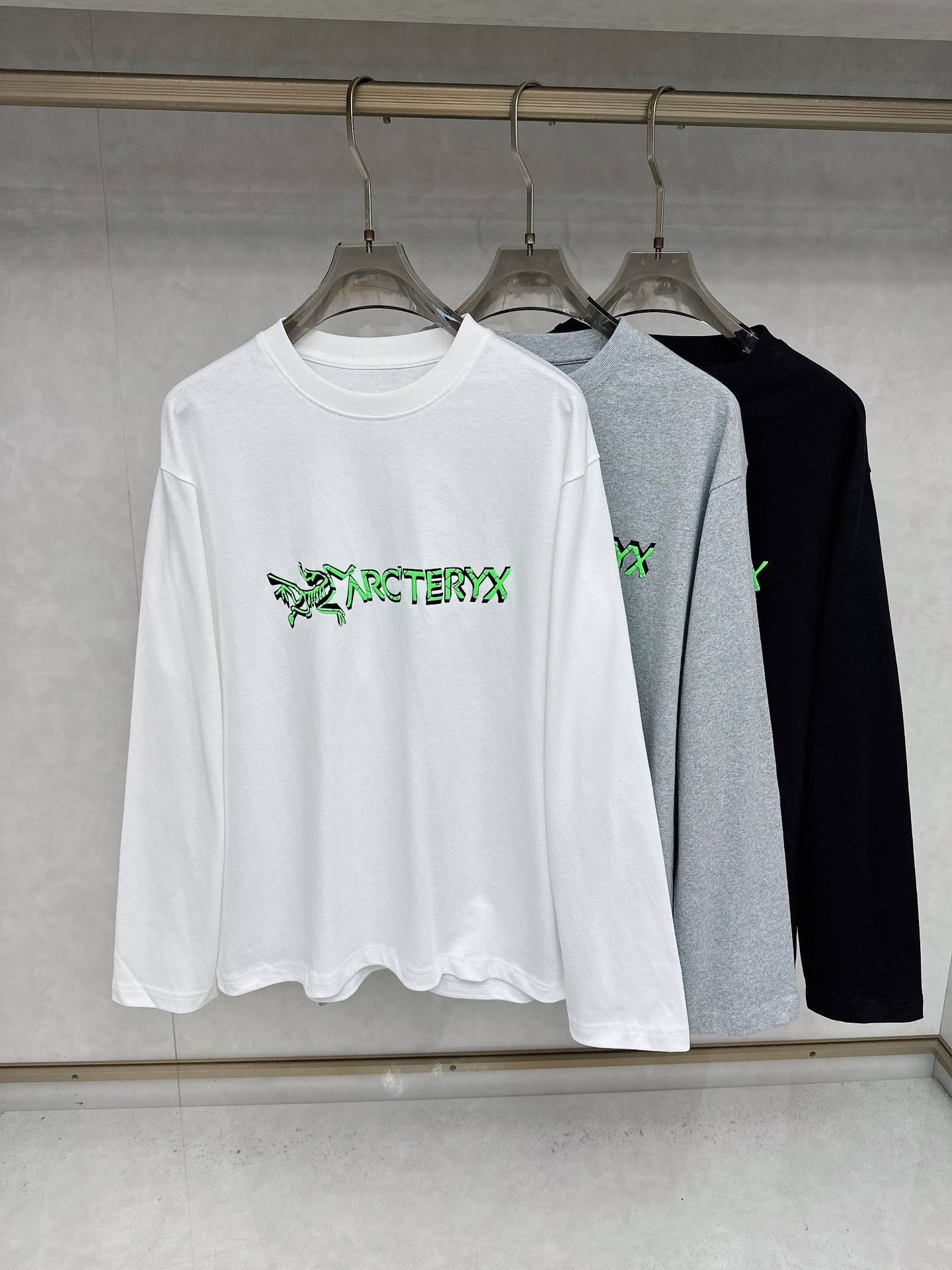 NO:527015,Archaeopteryx texture solid color logo round neck long gown CAPTIVE ARC’WORD LS M men’s cotton long-sleeved T-shirt blends natural comfort and technical performance, this long-sleeved T-shirt is suitable for all seasons and is suitable for all weather. It provides a comfortable and cool wearing experience. Product information PRODUCTINFORMATION Basic information Usage: Urban life, travel commuting, Cutting: Standard style Fabric: Cotton polyester spandex blended knitted fabric, 240gsm All performance · Breathable, lightweight · Round neck · Long sleeve Urban leisure Integrate high-tech outdoor functions, comfort and durability into daily outfits. Breathable fabric can dissipate water vapor, help regulate body temperature and enhance wear comfort. Natural fiber  Natural fiber fabrics are naturally beneficial and provide skin-friendly touch. Synthetic fibers Functional fabrics have better performance. ……………………………………………………………………………………………………………………………………………………………………………………………………………………………………………………………………………………………………………………………………………………………………………………………………………………………………………………………………………………………………………………………………………………………………………………………………………………………………………………………………………………………………………………………………………………………………………………………………………………………………………………………………………………………………………………………………………………………………………………………………………………………………………………………………………………………………………………………………………………………………………………………………………………………………………………………………………………………………………………………………19860909始祖鸟 质感纯色logo标识圆领长衫 CAPTIVE ARC‘WORD LS M男子棉质长袖T恤 融合天然舒适感和技术性能, 这款长袖T恤四季皆宜,适合全天候穿着. 提供舒适、凉爽的穿着体验. 产品信息 PRODUCTINFORMATION 基本信息 用途:都市生活,旅行通勤 裁切:标准款式 面料:棉聚酯纤维氨纶混纺的 针织面料,240gsm 全部性能 ·透气,轻量 ·圆领 ·长袖 城市休闲 将高科技户外功能、舒适性和持久性融入日常装束. 透气面料 能使水蒸气散去,帮助调节体温,增强穿着舒适度. 天然纤维 天然纤维面料天生好处良多,提供亲肤触感. 合成纤维 功能性面料性能较佳. …………………………………………………… SizeM-XXL,arc'teryx,tees，t-shirt,alexander wang,Men's clothing