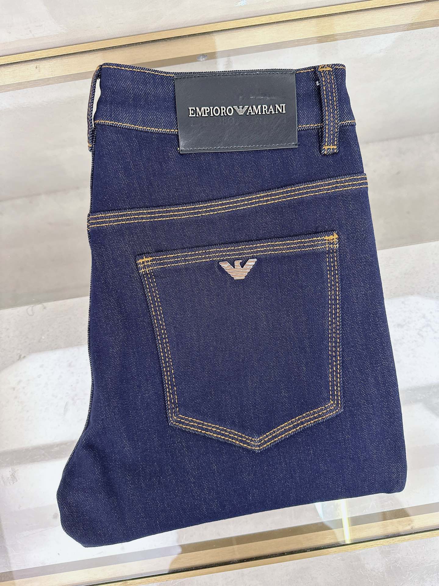 NO:530151,Armani's latest 2025 autumn and winter launches new men's casual jeans!  Heavy industry wash jeans!  Custom fabrics are softer and more comfortable than ordinary denim fabrics!  Super heavy industry washing process, double craft washing. The whole pair of pants has a comfortable feel, delicateness and breathable effect. All hardware brand logos are customized by special models, and the materials are selected as the best attributes. A good pair of jeans focuses on the fabric!  The fabric is very elastic and the comfort is great!  The fabric is very dense!  !  The texture of customer-supplied imports is very strong!  The low-key design style is simple and generous!  29-38 (no 37), Armani,jeans,alexander wang19860909阿玛尼 2025秋冬最新推出男士休闲牛仔裤新品！重工水洗牛仔裤！定制面料和一般牛仔布料比起来,更加柔软舒适！超重工洗水工艺 双工艺洗水 整条裤子,手感舒适,细腻程度与透气效果堪称顶级,所有的五金品牌logo都是专模定做,材质都是选最好的属性.好的一条牛仔裤,重点在面料！面料的弹性很好,舒适性非常棒！面料密度很高！！客供进口的质感非常强大！低调设计风格简洁大方！29-38（无37）,,armani,jeans,alexander wang,Men's clothing