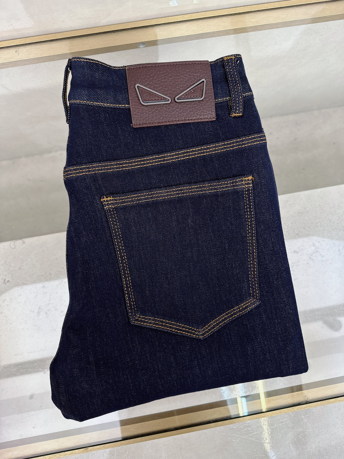 NO:530153,Fendi's latest 2025 autumn and winter launches new men's casual jeans!  Heavy industry wash jeans!  Custom fabrics are softer and more comfortable than ordinary denim fabrics!  Super heavy industry washing process, double craft washing. The whole pair of pants has a comfortable feel, delicateness and breathable effect. All hardware brand logos are customized by special models, and the materials are selected as the best attributes. A good pair of jeans focuses on the fabric!  The fabric is very elastic and the comfort is great!  The fabric is very dense!  !  The texture of customer-supplied imports is very strong!  The low-key design style is simple and generous!  29-38 (no 37), fendi, jeans, alexander wang19860909芬迪 2025秋冬最新推出男士休闲牛仔裤新品！重工水洗牛仔裤！定制面料和一般牛仔布料比起来,更加柔软舒适！超重工洗水工艺 双工艺洗水 整条裤子,手感舒适,细腻程度与透气效果堪称顶级,所有的五金品牌logo都是专模定做,材质都是选最好的属性.好的一条牛仔裤,重点在面料！面料的弹性很好,舒适性非常棒！面料密度很高！！客供进口的质感非常强大！低调设计风格简洁大方！29-38（无37）,,fendi,jeans,alexander wang,Men's clothing