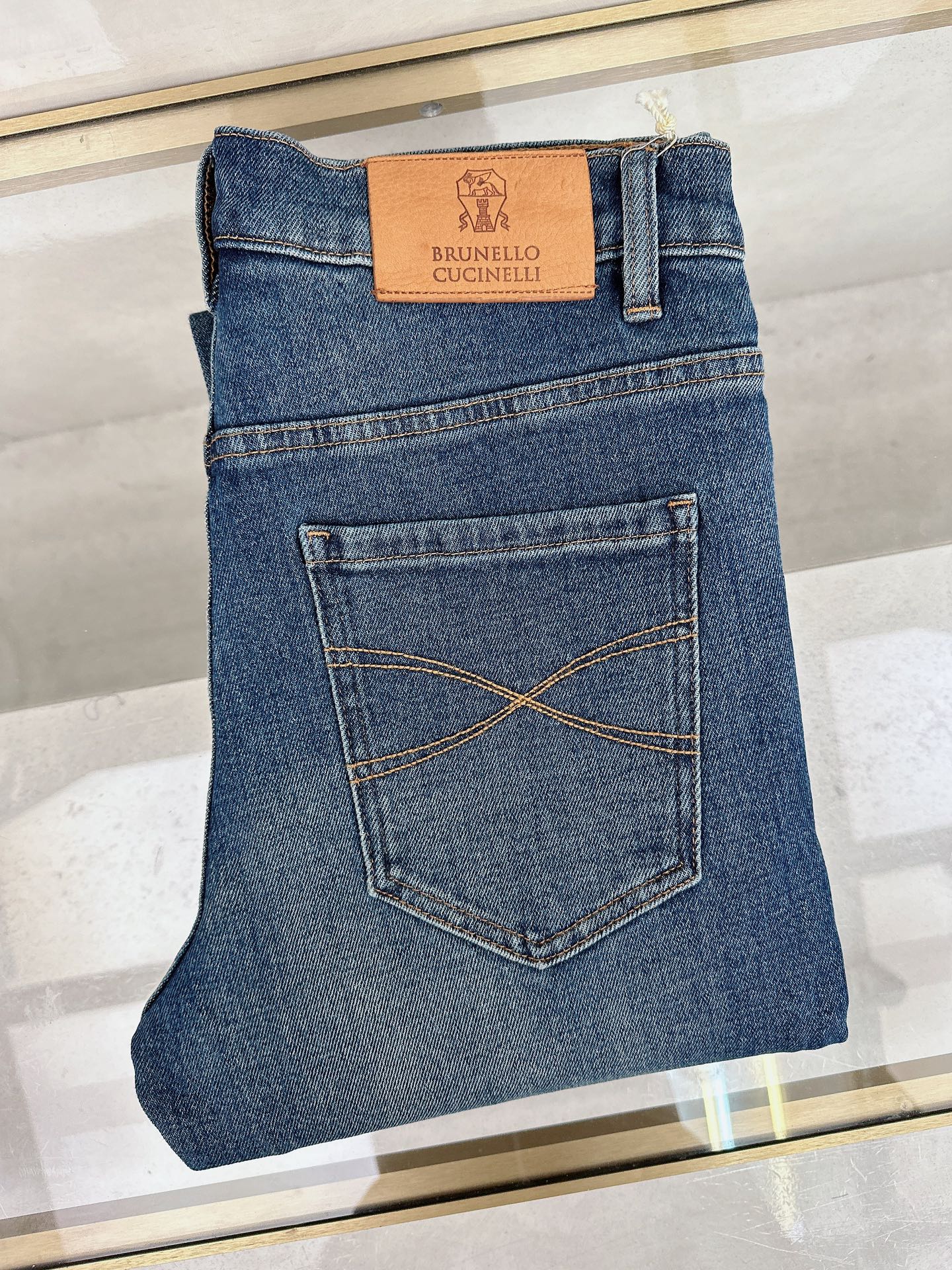 NO:528075,BC 2025SS autumn and winter new men's denim trousers, worsted high-end quality, elastic denim denim cotton denim trousers, fixed-woven pure cotton quality fabric, the texture of the trousers brings elasticity without any restraint, making your daily wear more comfortable and vigorous, smooth and not easy to wrinkle fabrics always keep flat and traceless, silently protecting your elegance. The leading official website is on sale. It is no different from the original. The fabric is slightly elastic, and the slim and crisp style shows long legs. It is simply a must-have item for everyone!  The waist with just the right width and carefully cut pockets are all engraved with branded logo buttons!  Showing the brand's own charm and high-end and elegant fashion taste, the back piece pocket consumes a lot of energy and spares no expense. The exclusive icon of the Heavy Industry Embroidery H-H-Home is created, and the exquisiteness is amazing to the craftsmen for ten years!  The details show low-key and luxuriousness. The ready-to-wear is of high quality, exquisite and stylish, and has high-standard production in large factories with full details!  ~ All the details recreate unique and exquisite designs!  !  !  29-38,,alexander wang19860909BC 2025SS秋冬新款男士牛仔长裤,精纺定做高端品质,弹力丹宁牛仔棉质牛仔长裤,定织纯棉品质面料,裤身肌理感带来弹力毫无束缚感,让你日常穿着更加舒适矫健,顺滑不易褶皱的面料时刻保持平整无痕,默默守护着你的优雅. 领先官网发售..与原版毫无区别,面料略带弹力,版型修身挺括尽显长腿欧巴,简直是人手必备单品！ 宽度恰到好处的腰头跟精心裁剪的口袋,均采用刻有品牌logo纽扣！彰显品牌自身的迷人魅力和高奢雅艺的时尚品味,后片口袋更是消耗大量精力不惜血本,重工刺绣H家专属图标打造出,精致程度令十年手工师傅都惊叹的！细节之处尽显低调奢华.成衣品质感高级,精致有型、 细节满分的大厂高规格制作！~ 种种细节都再现独特的精美设计！！！ 29-38,,alexander wang,Men's clothing