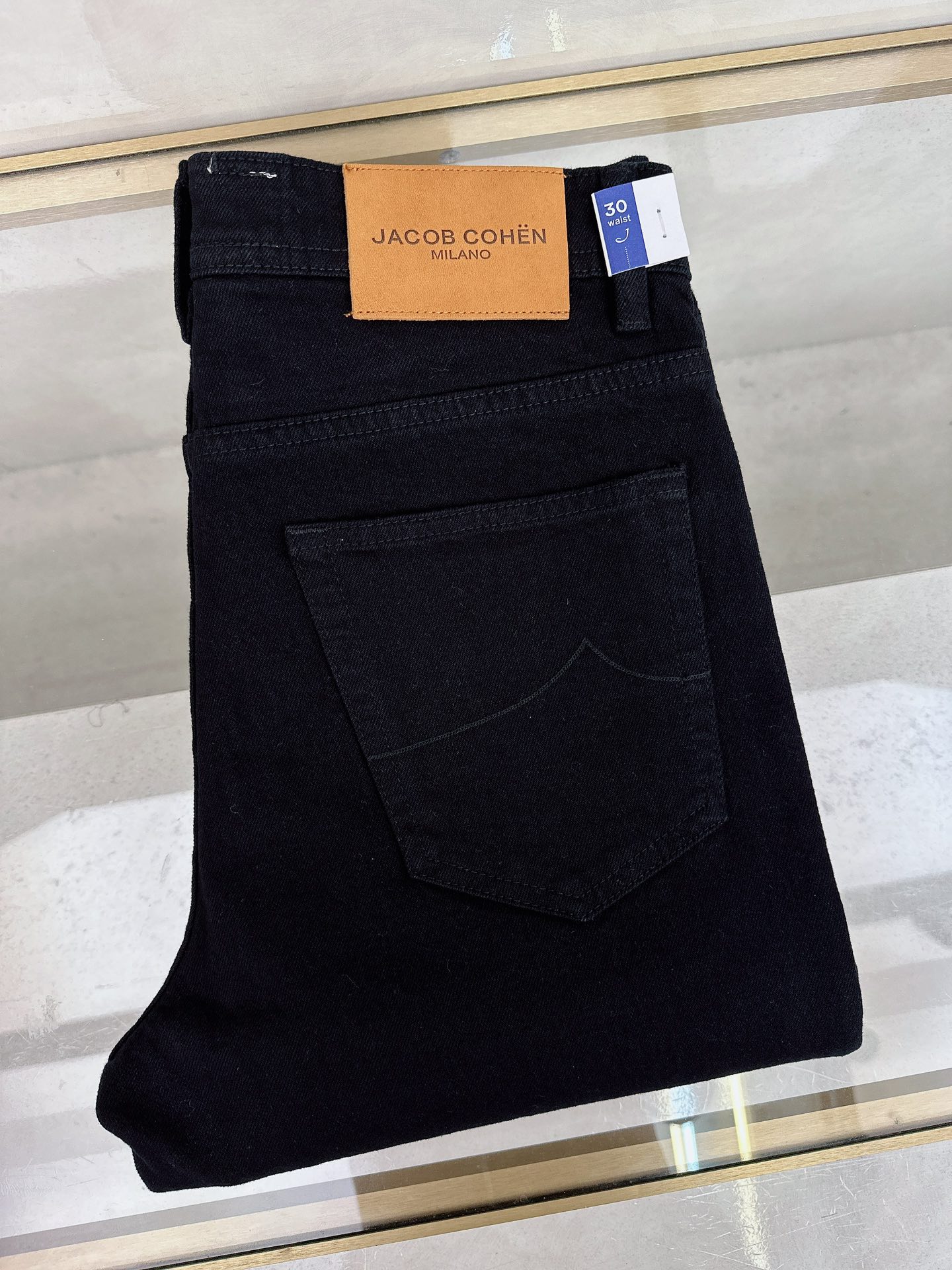 NO:528077,2025SS fall and winter new men's jean trousers, worsted high-end quality, elastic denim denim cotton denim trousers, fixed-woven pure cotton quality fabric, the texture of the trousers brings elasticity without any restraint, making your daily wear more comfortable and vigorous, and the smooth and not easily wrinkled fabric always remains flat and traceless, silently protecting your elegance. It is on sale on the leading official website. It is no different from the original version. The fabric is slightly elastic, and the slim and crisp style shows long legs. It is simply a must-have item for everyone!  The waist with just the right width and carefully cut pockets are all engraved with branded logo buttons!  Showing the brand's own charm and high-end and elegant fashion taste, the back piece pocket consumes a lot of energy and spares no expense. The exclusive icon of the Heavy Industry Embroidery H-H-Home is created, and the exquisiteness is amazing to the craftsmen for ten years!  The details show low-key and luxuriousness. The ready-to-wear is of high quality, exquisite and stylish, and has high-standard production in large factories with full details!  ~ All the details recreate unique and exquisite designs!  !  !  29-38,,alexander wang198609092025SS秋冬新款男士牛仔长裤,精纺定做高端品质,弹力丹宁牛仔棉质牛仔长裤,定织纯棉品质面料,裤身肌理感带来弹力毫无束缚感,让你日常穿着更加舒适矫健,顺滑不易褶皱的面料时刻保持平整无痕,默默守护着你的优雅. 领先官网发售..与原版毫无区别,面料略带弹力,版型修身挺括尽显长腿欧巴,简直是人手必备单品！ 宽度恰到好处的腰头跟精心裁剪的口袋,均采用刻有品牌logo纽扣！彰显品牌自身的迷人魅力和高奢雅艺的时尚品味,后片口袋更是消耗大量精力不惜血本,重工刺绣H家专属图标打造出,精致程度令十年手工师傅都惊叹的！细节之处尽显低调奢华.成衣品质感高级,精致有型、 细节满分的大厂高规格制作！~ 种种细节都再现独特的精美设计！！！ 29-38,,alexander wang,Men's clothing